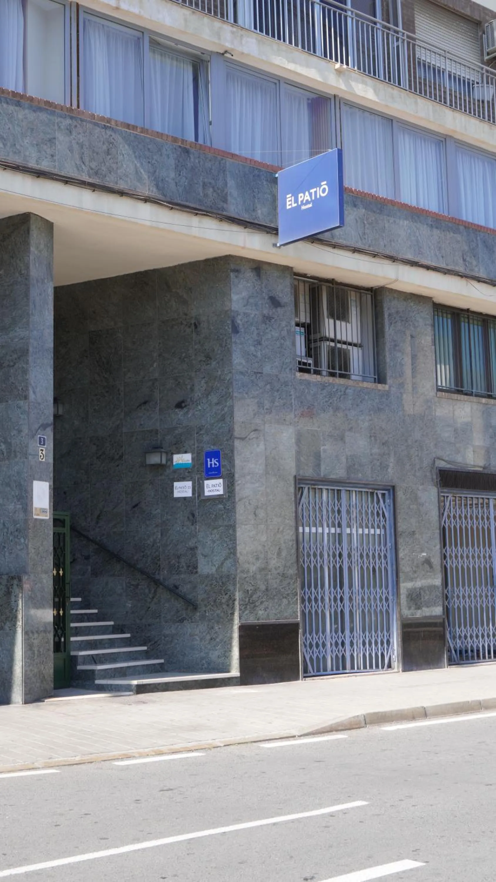 Facade/entrance in El Patio Hostal