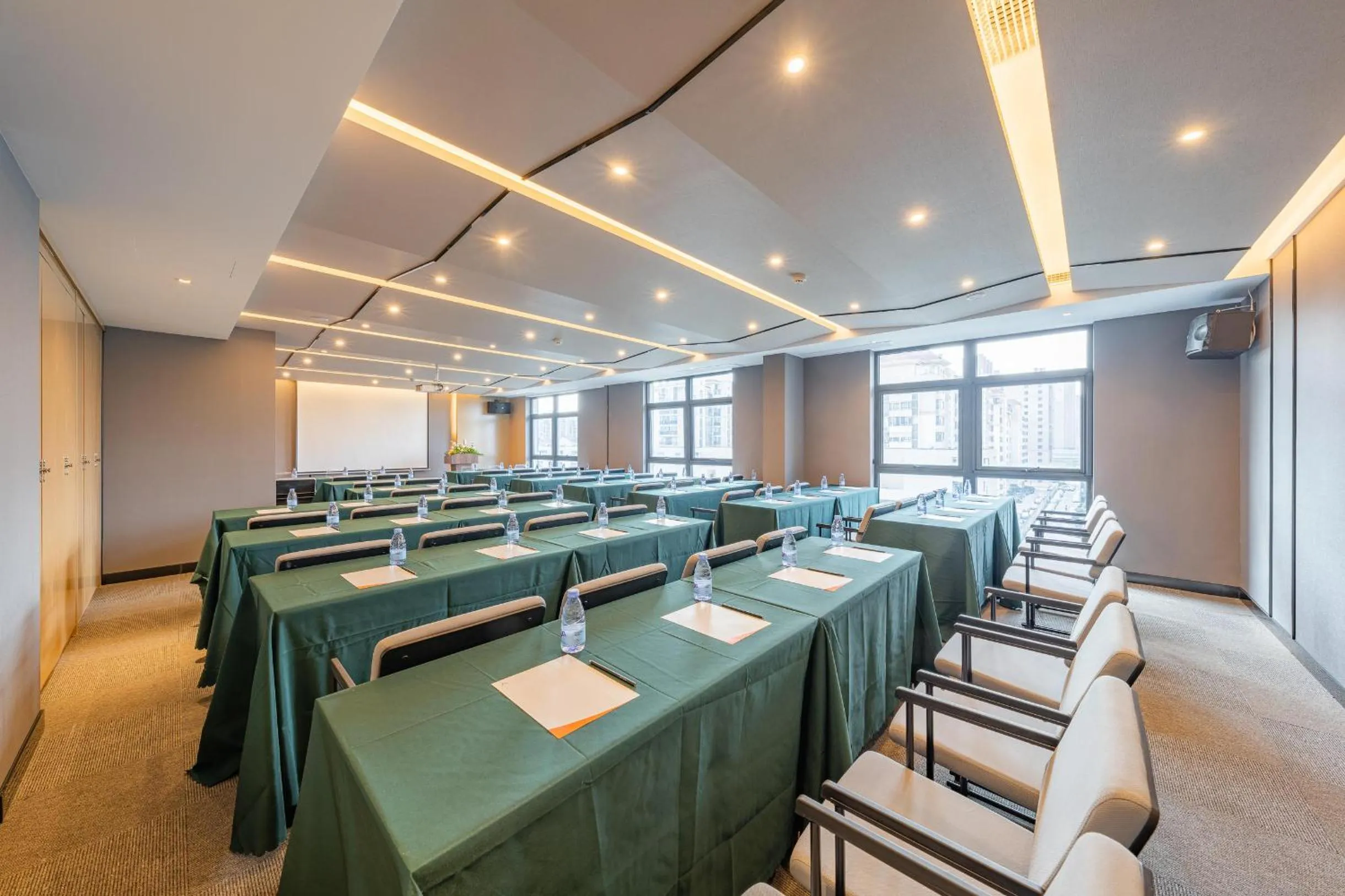 Atour Hotel Wuxi Huishan Wanda Plaza
