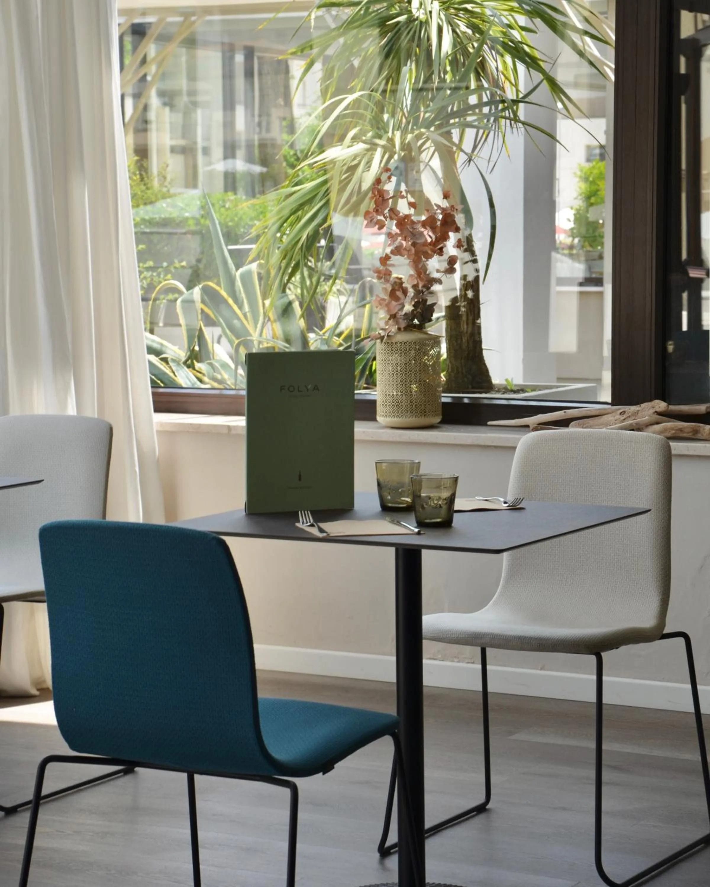 Restaurant/places to eat in Oxygen Lifestyle Hotel