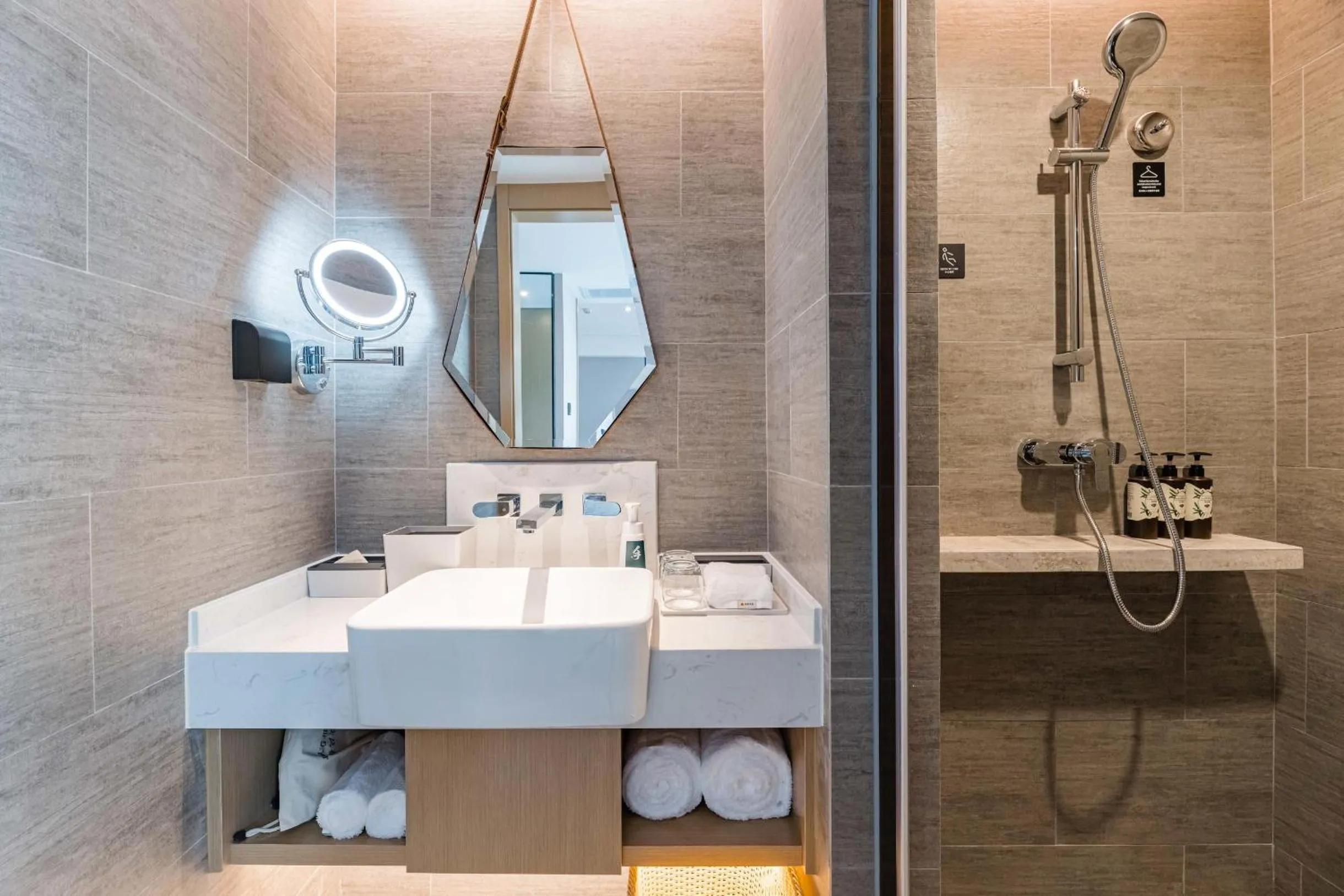 Shower in Atour Hotel Suzhou North High-Speed Railway Station