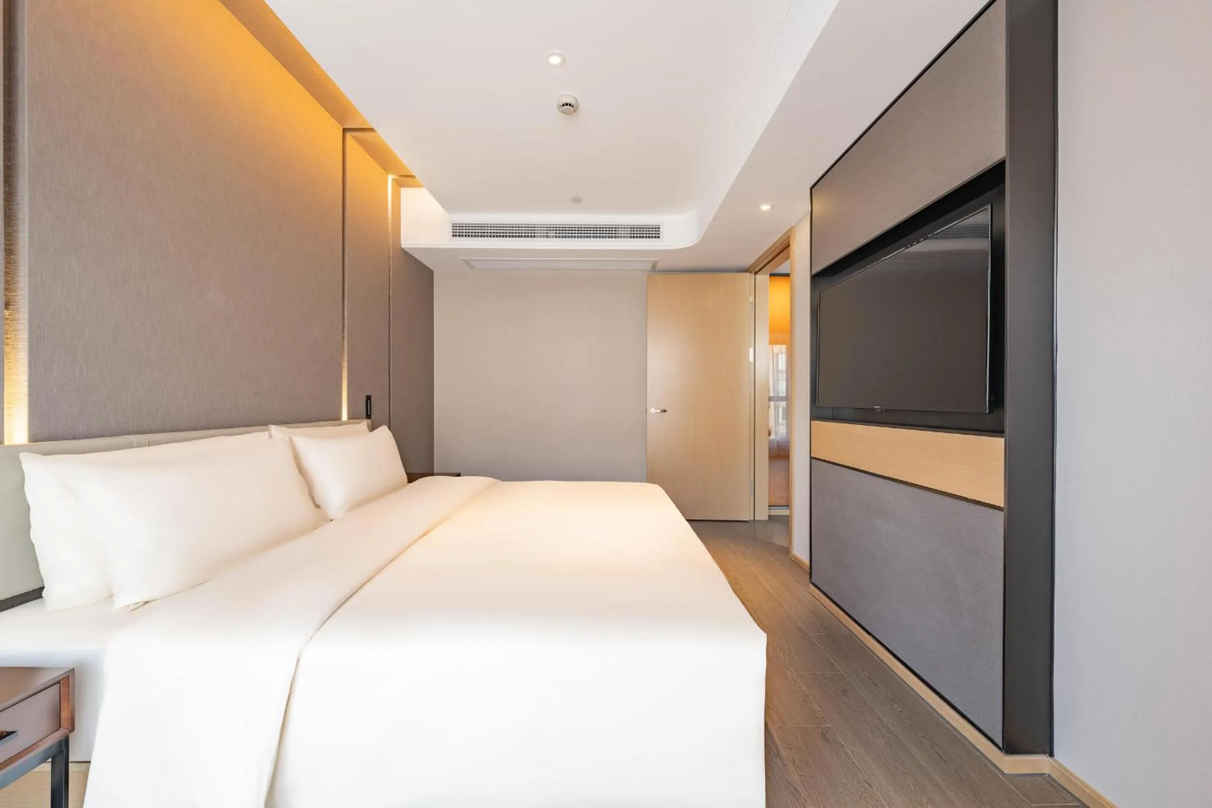 Bed in Atour Hotel Hangzhou Qianjiang Century Zhenning Road