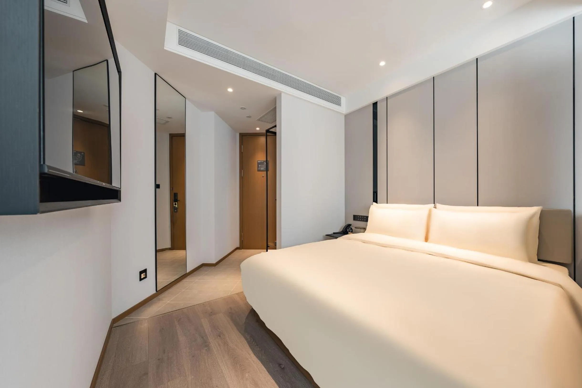Bed in Atour Hotel Hangzhou West Lake Hubin North Zhongshan Road