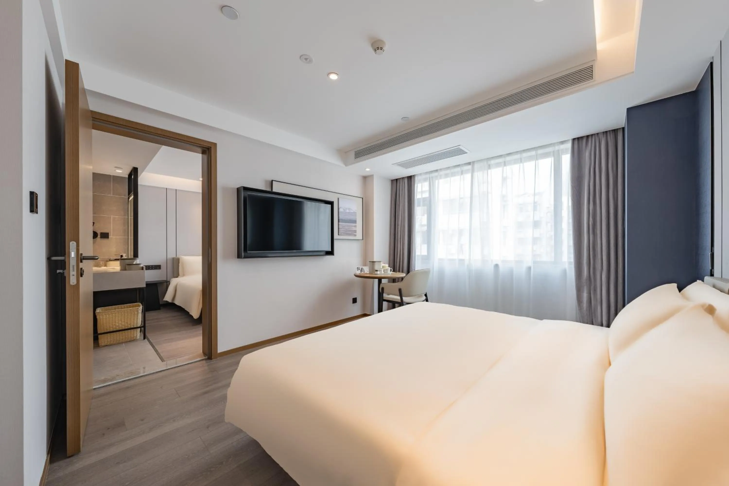 Bed in Atour Hotel Hangzhou West Lake Hubin North Zhongshan Road