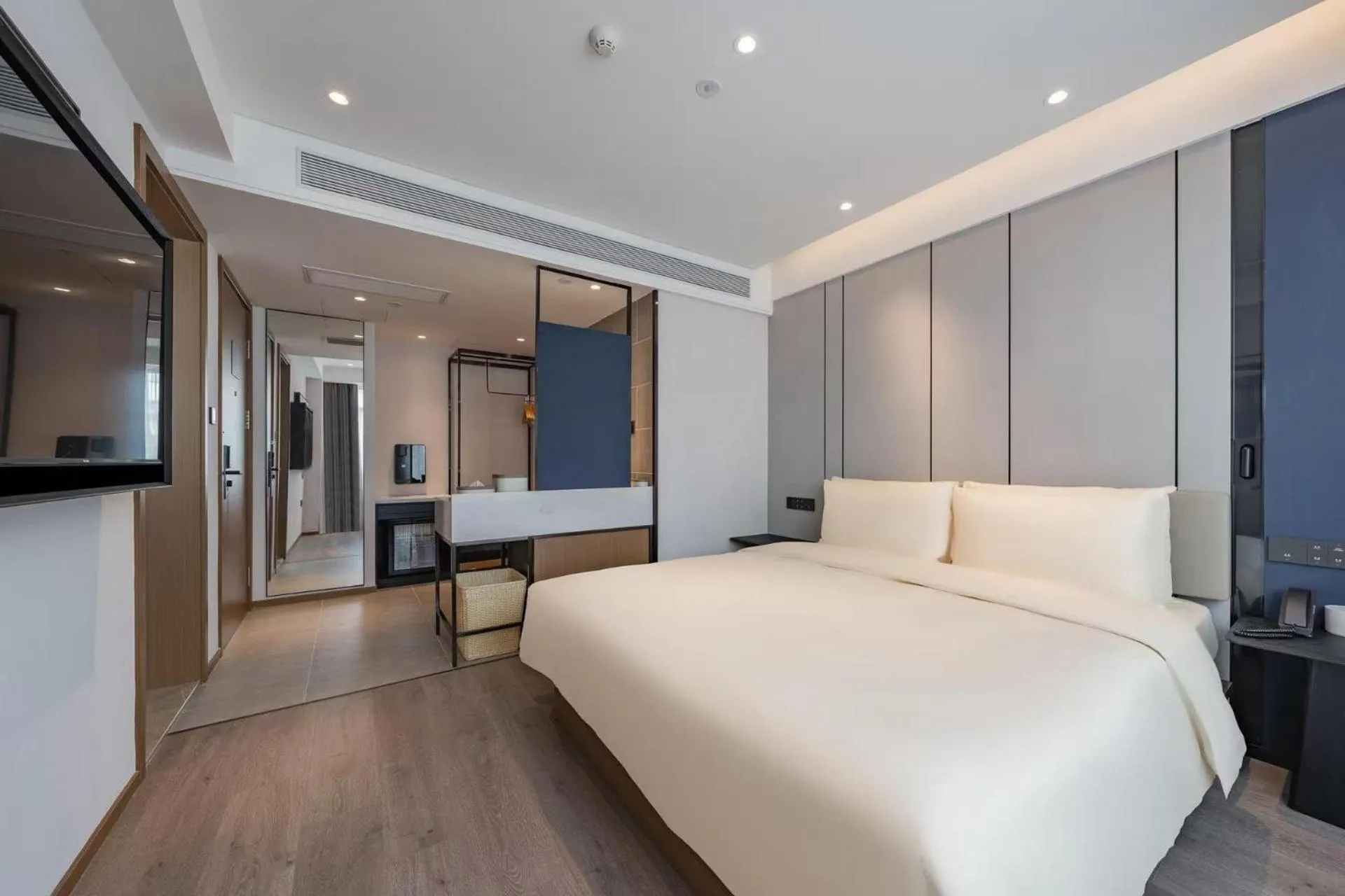 Bed in Atour Hotel Hangzhou West Lake Hubin North Zhongshan Road
