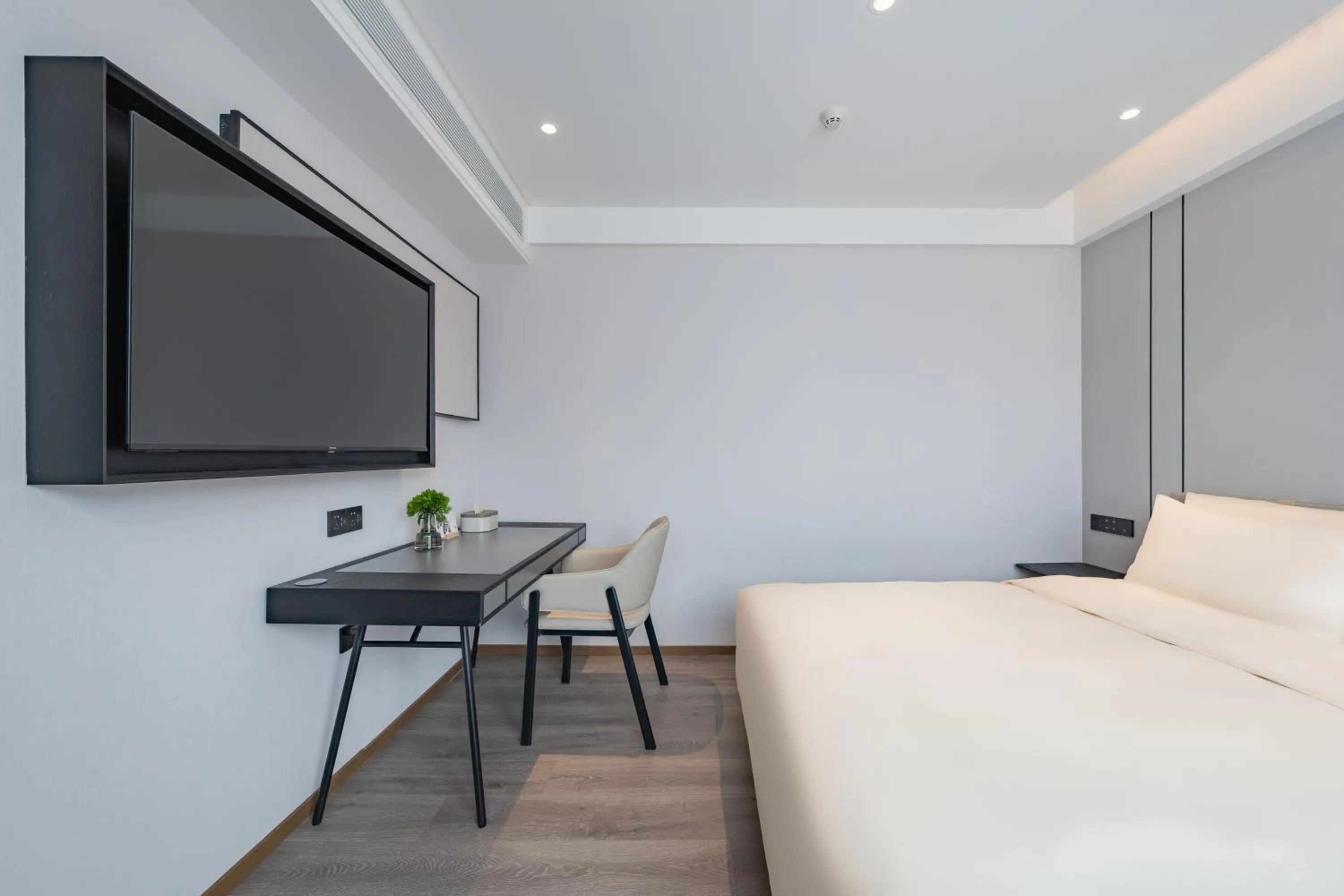 Bed in Atour Hotel Hangzhou West Lake Hubin North Zhongshan Road