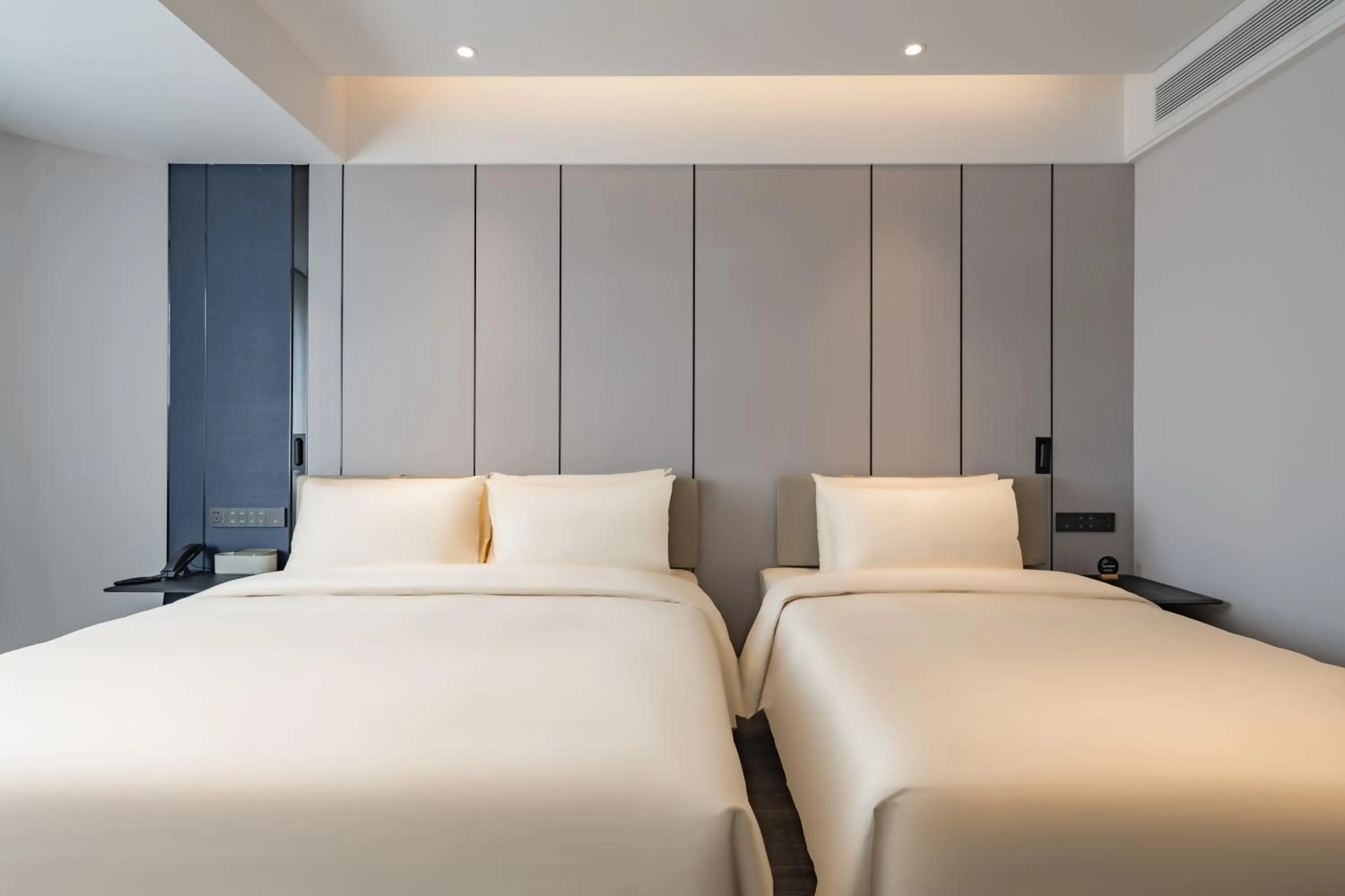 Bed in Atour Hotel Hangzhou West Lake Hubin North Zhongshan Road