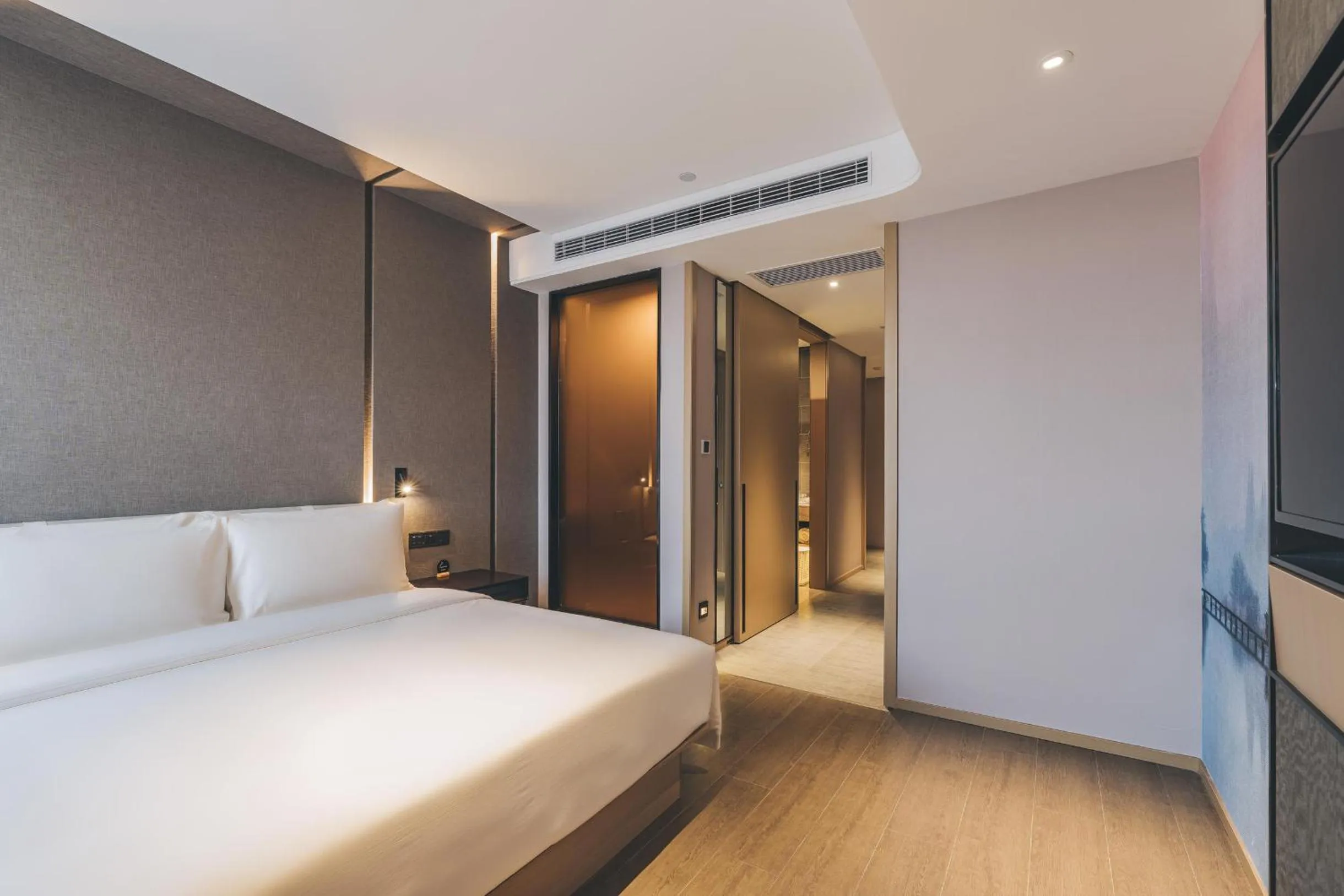 Bed in Atour Hotel Ningbo Jishi Harbor Outlets