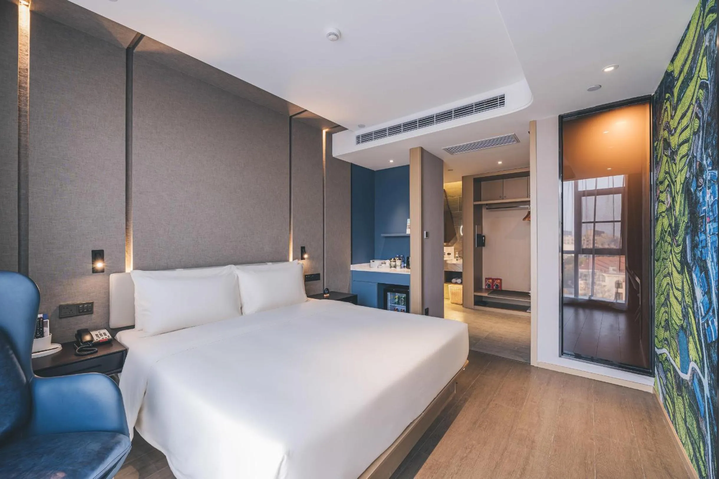 Bed in Atour Hotel Ningbo Jishi Harbor Outlets