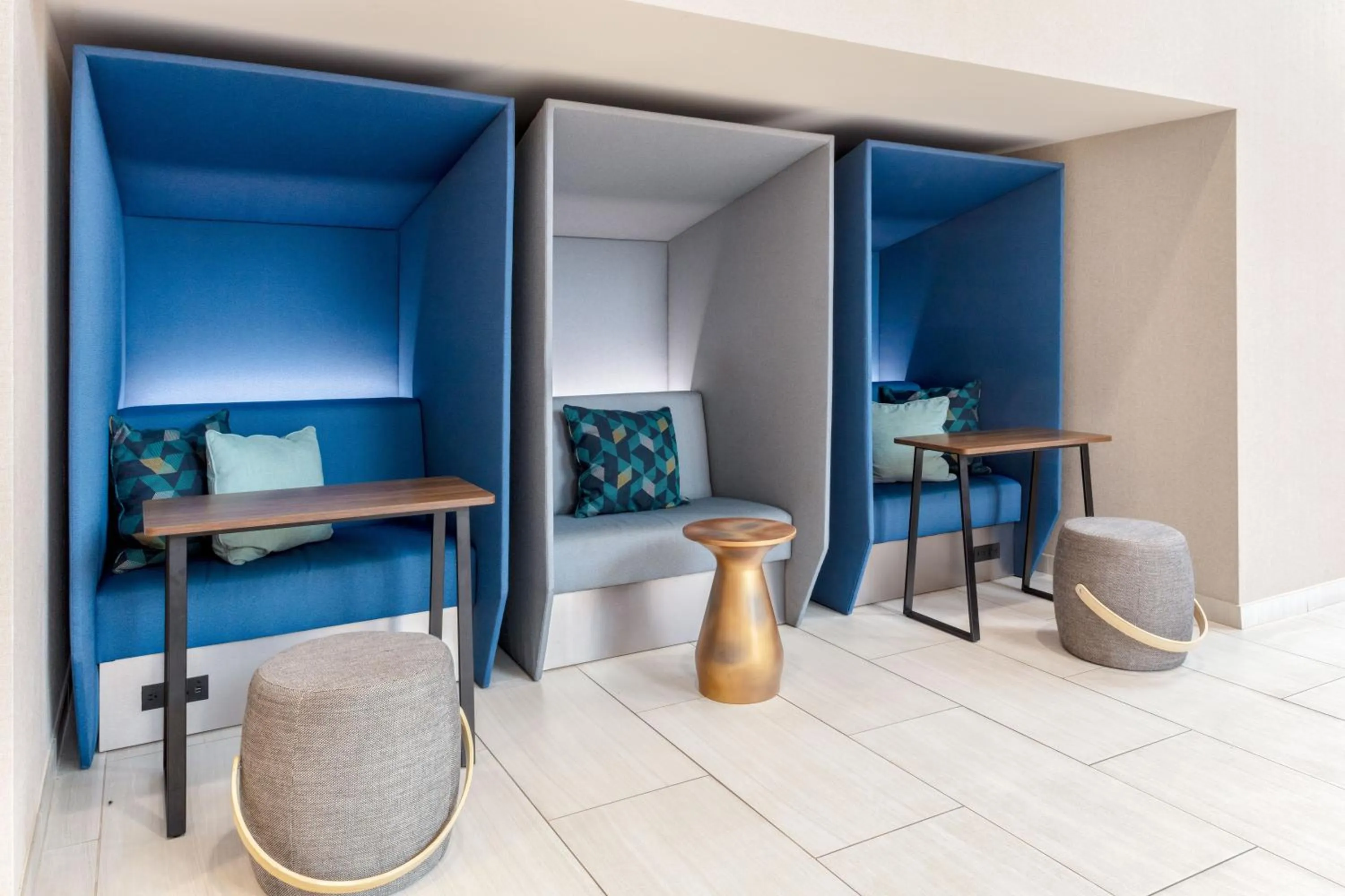 Seating area in Tru By Hilton St Louis Downtown Mo