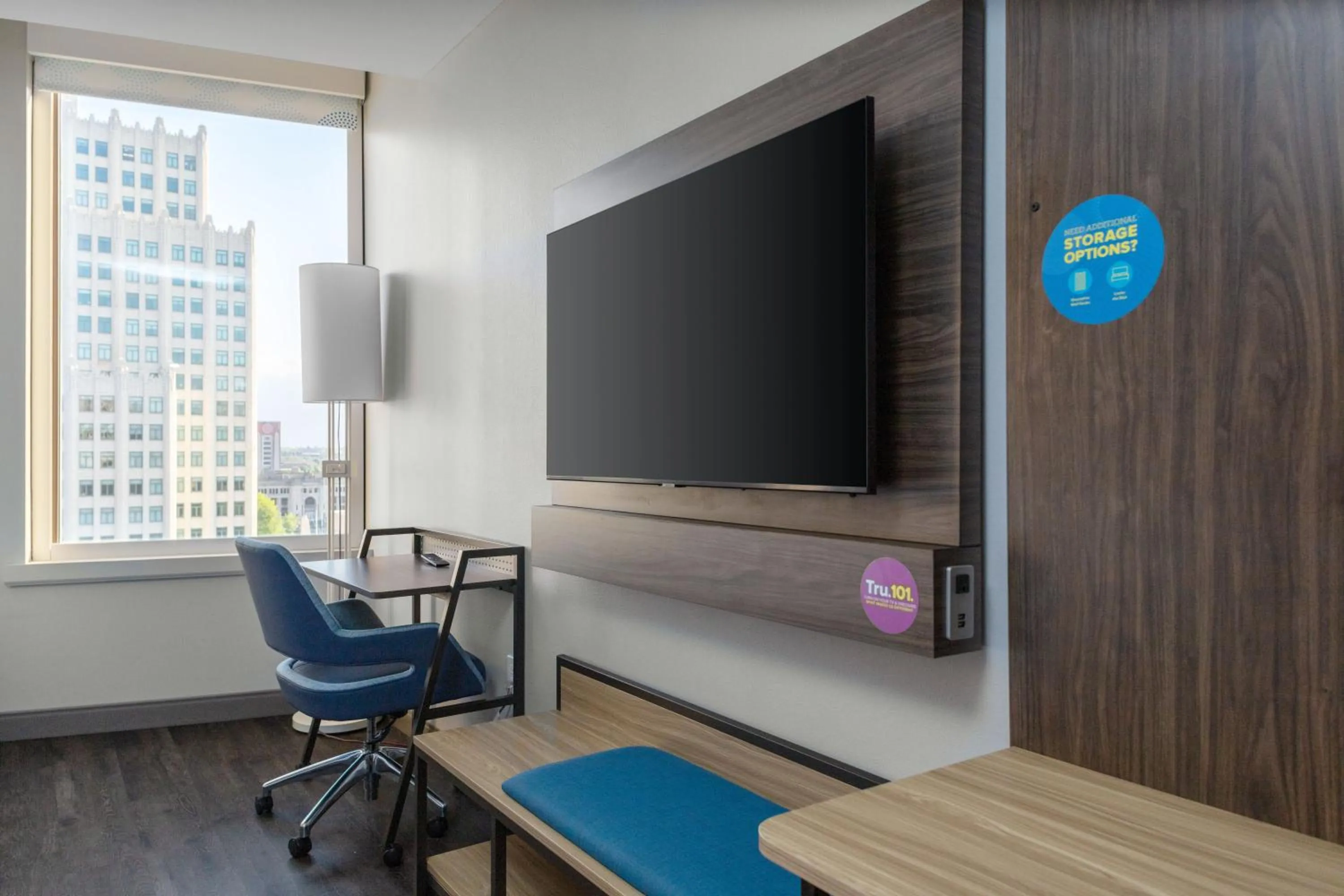 TV and multimedia in Tru By Hilton St Louis Downtown Mo