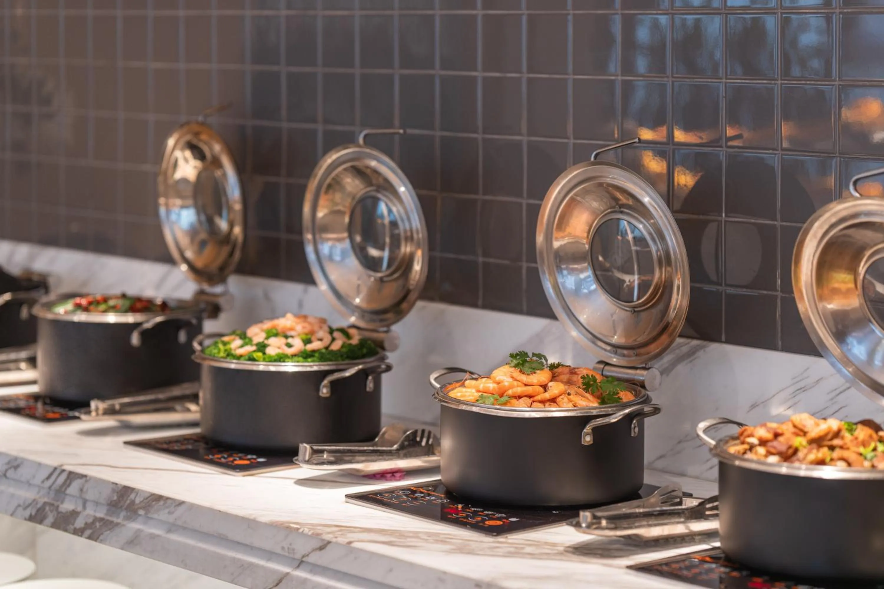 Restaurant/places to eat in Atour Hotel Qingdao CBD Hangzhou Road