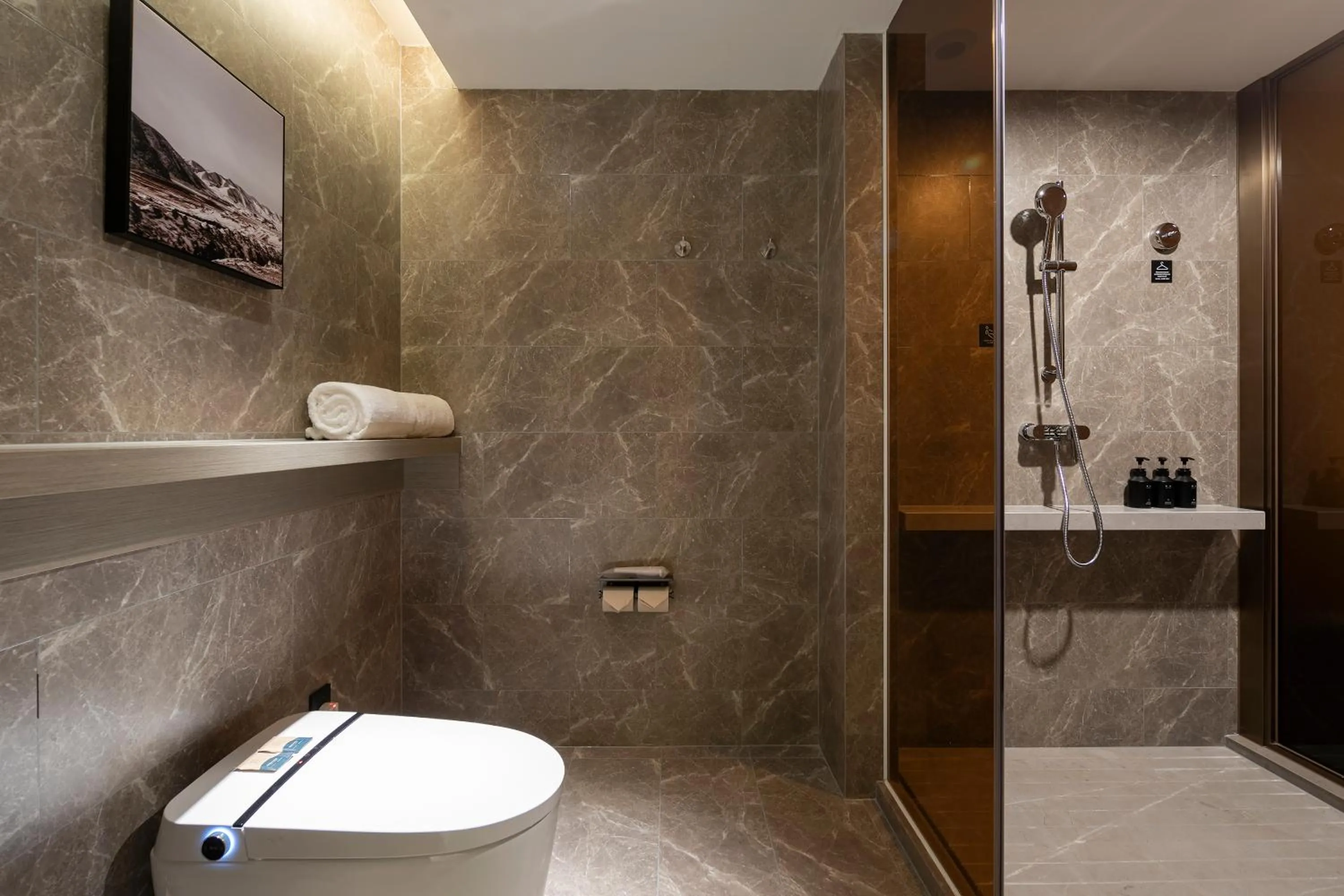 Shower in Atour Hotel Wuhan Hankou Financial Center