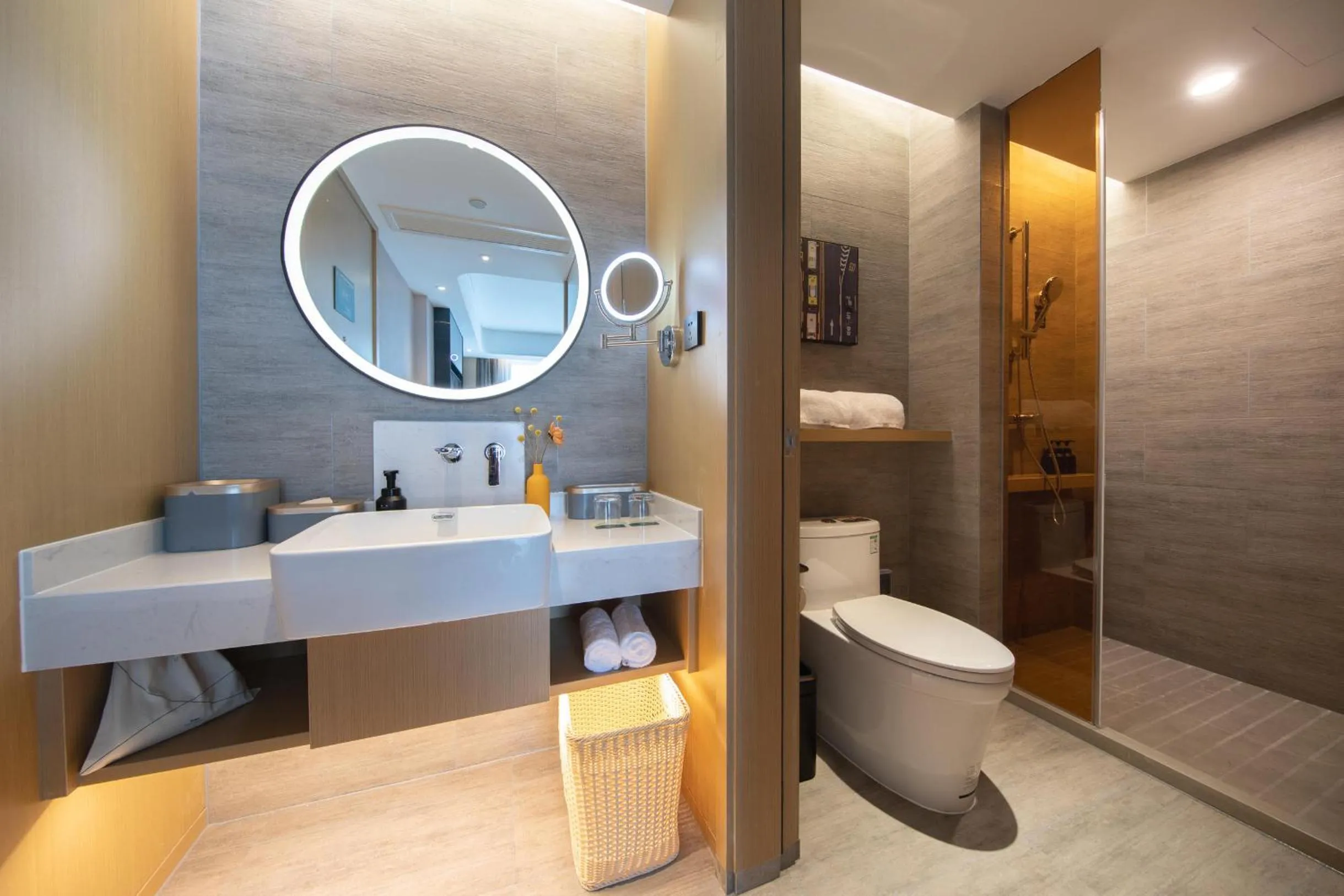 Shower in Atour Hotel Wuhan International Expo Center