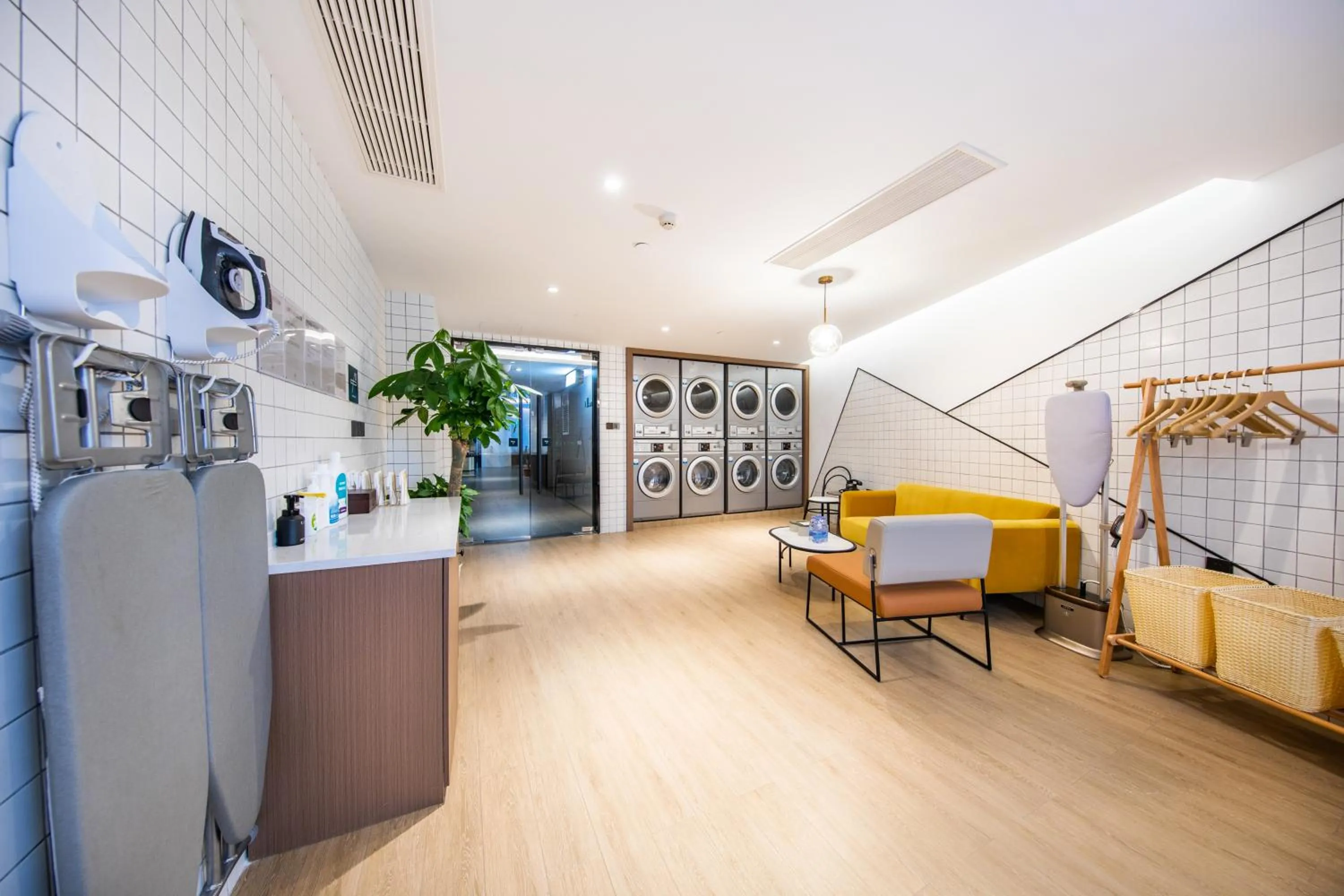 Atour Hotel Wuhan Optics Valley Square Yangjia Bay