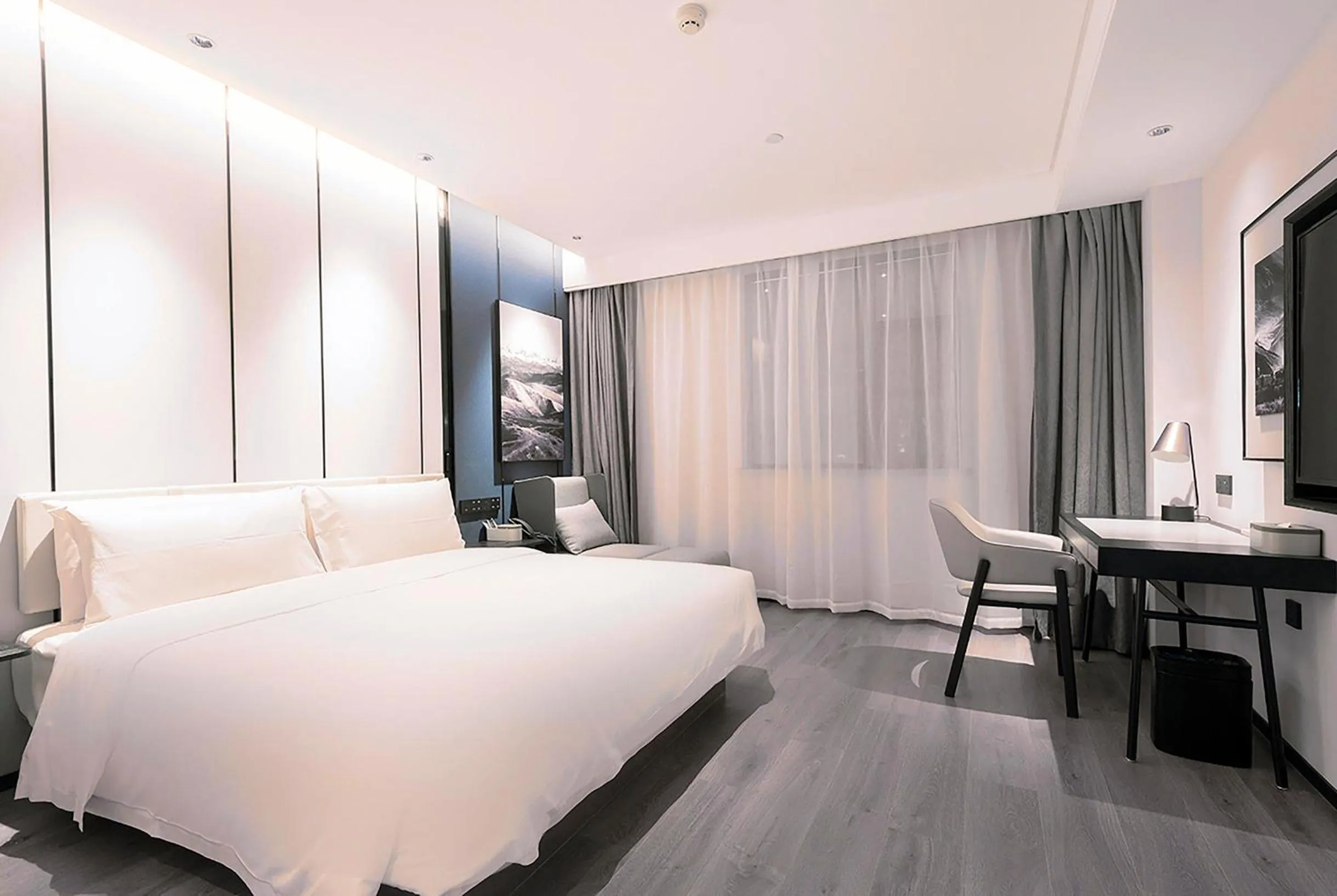 Bed in Atour Hotel Wuhan Optics Valley Square Yangjia Bay