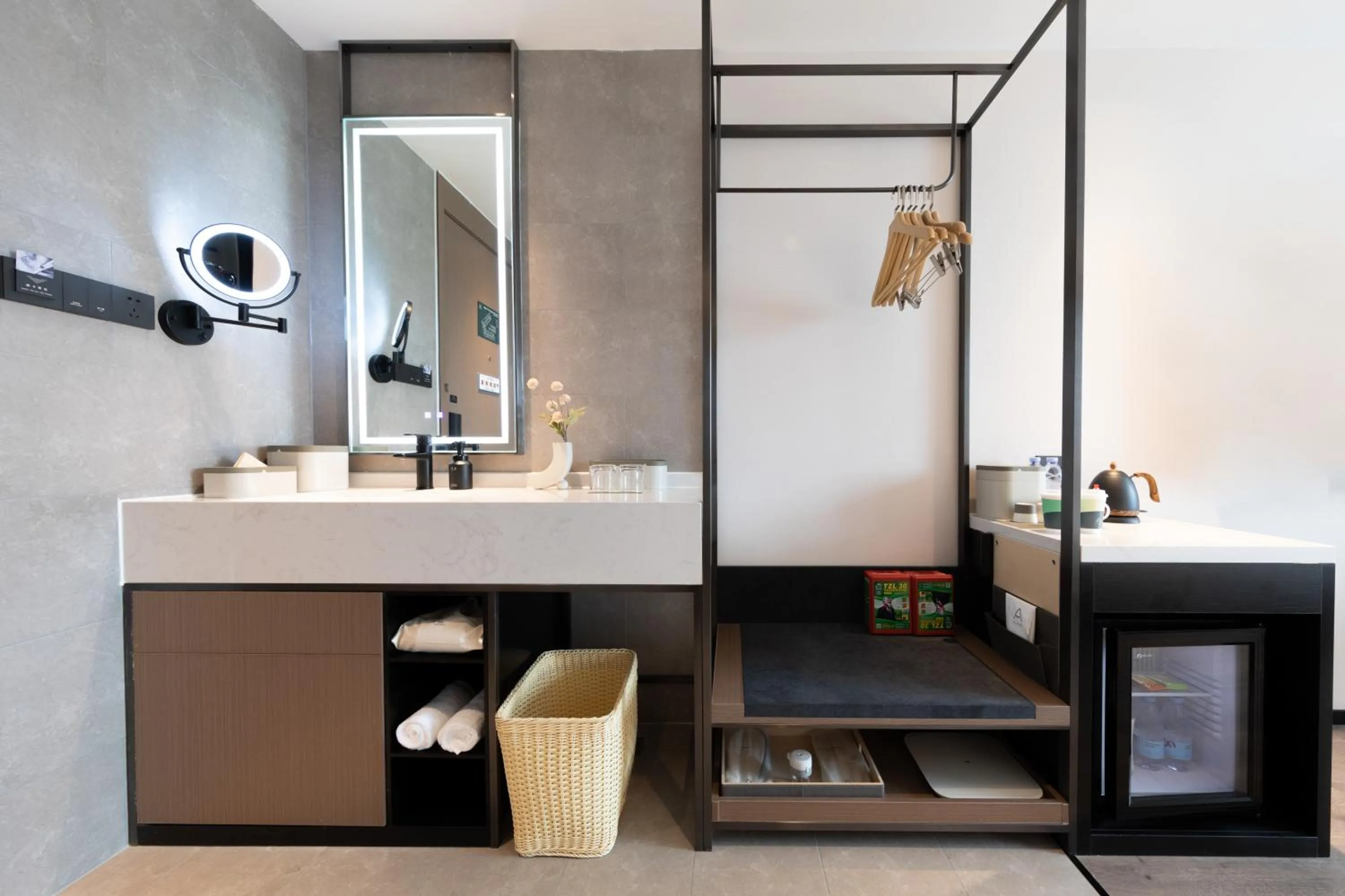 Atour Hotel Wuhan Optics Valley Square Yangjia Bay