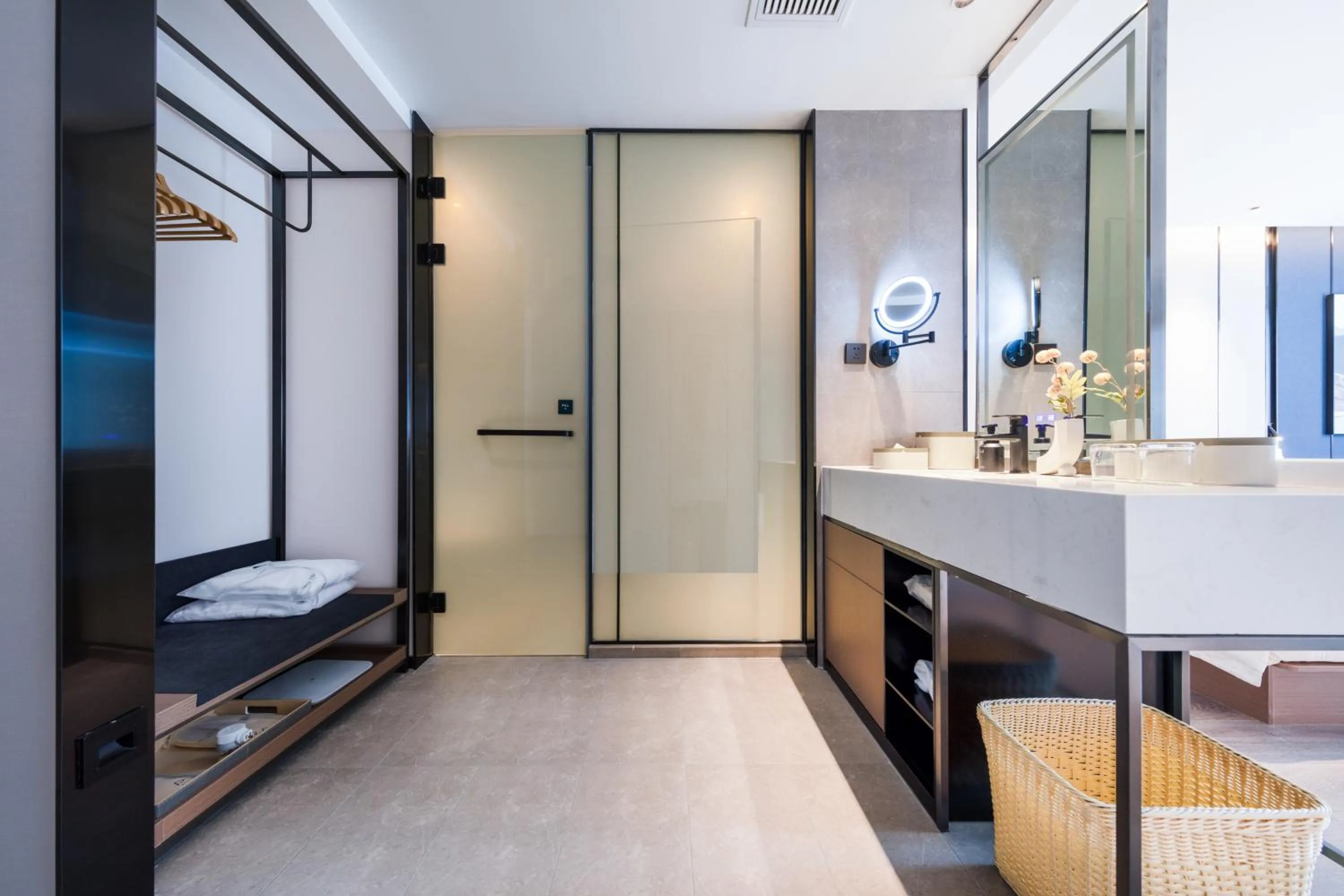 Atour Hotel Wuhan Optics Valley Square Yangjia Bay