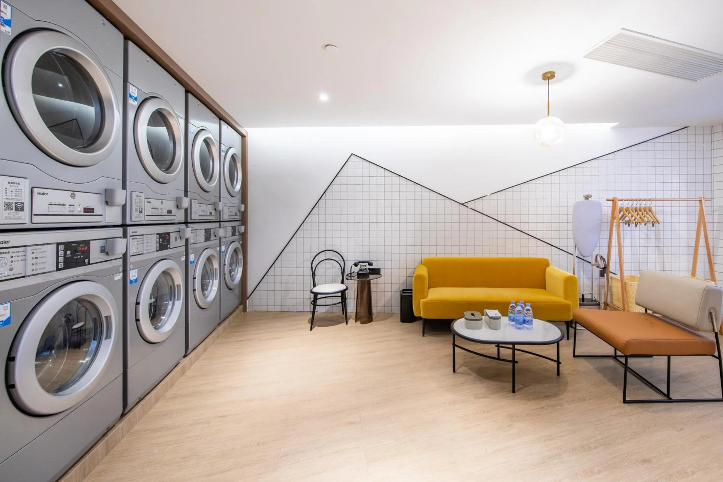 Atour Hotel Wuhan Optics Valley Square Yangjia Bay