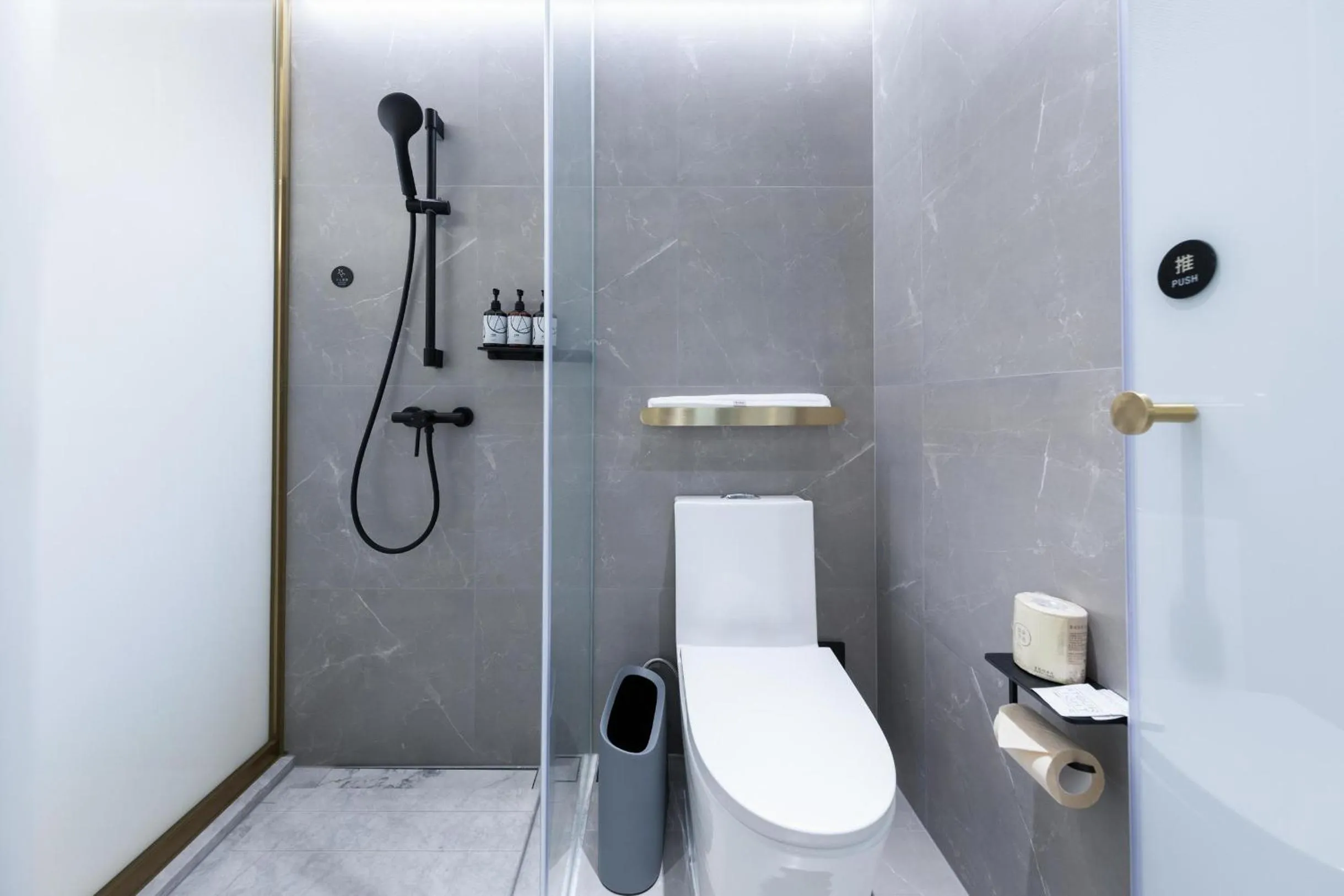 Shower in Atour X Hotel Guangzhou Zhujiang New Town Siyouxin Road