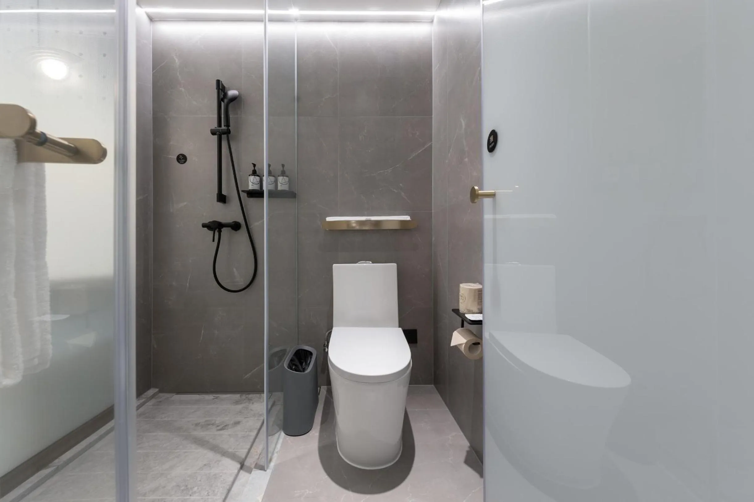 Shower in Atour X Hotel Guangzhou Zhujiang New Town Siyouxin Road