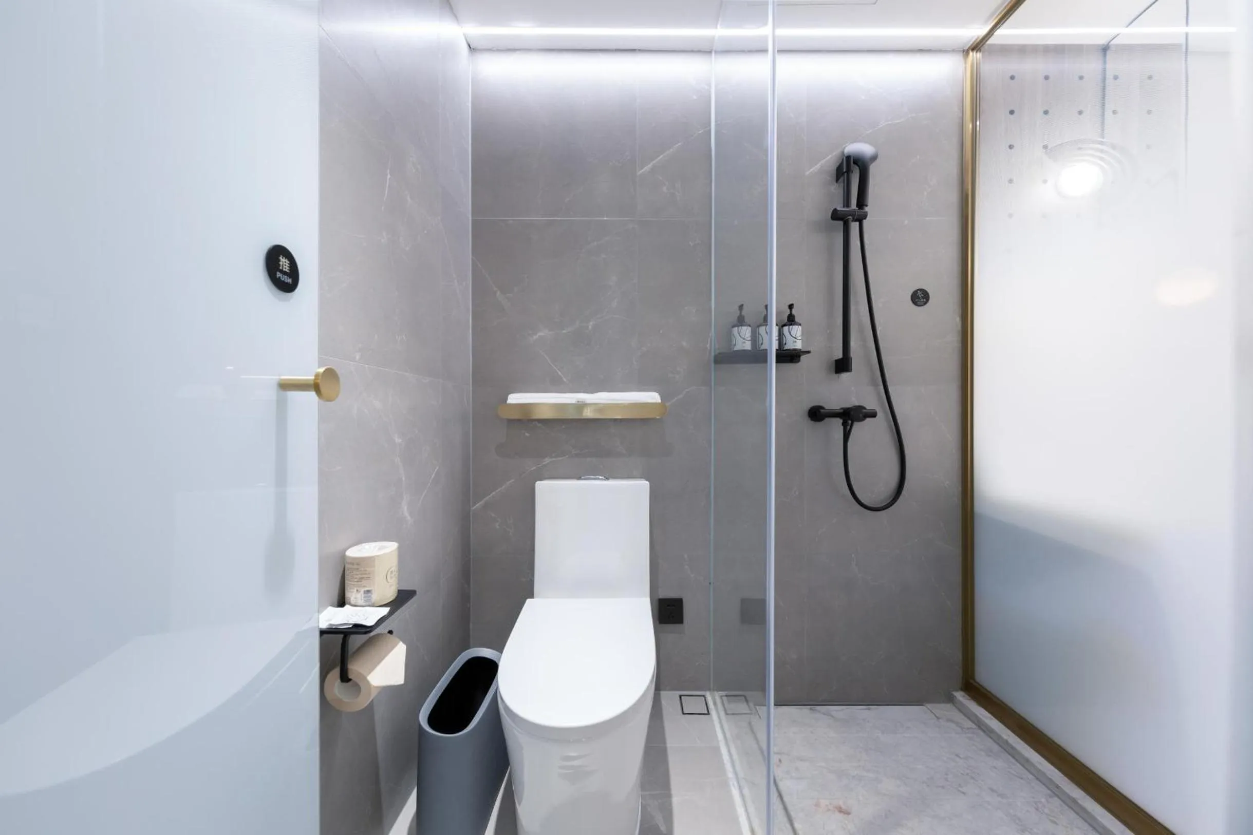 Shower in Atour X Hotel Guangzhou Zhujiang New Town Siyouxin Road