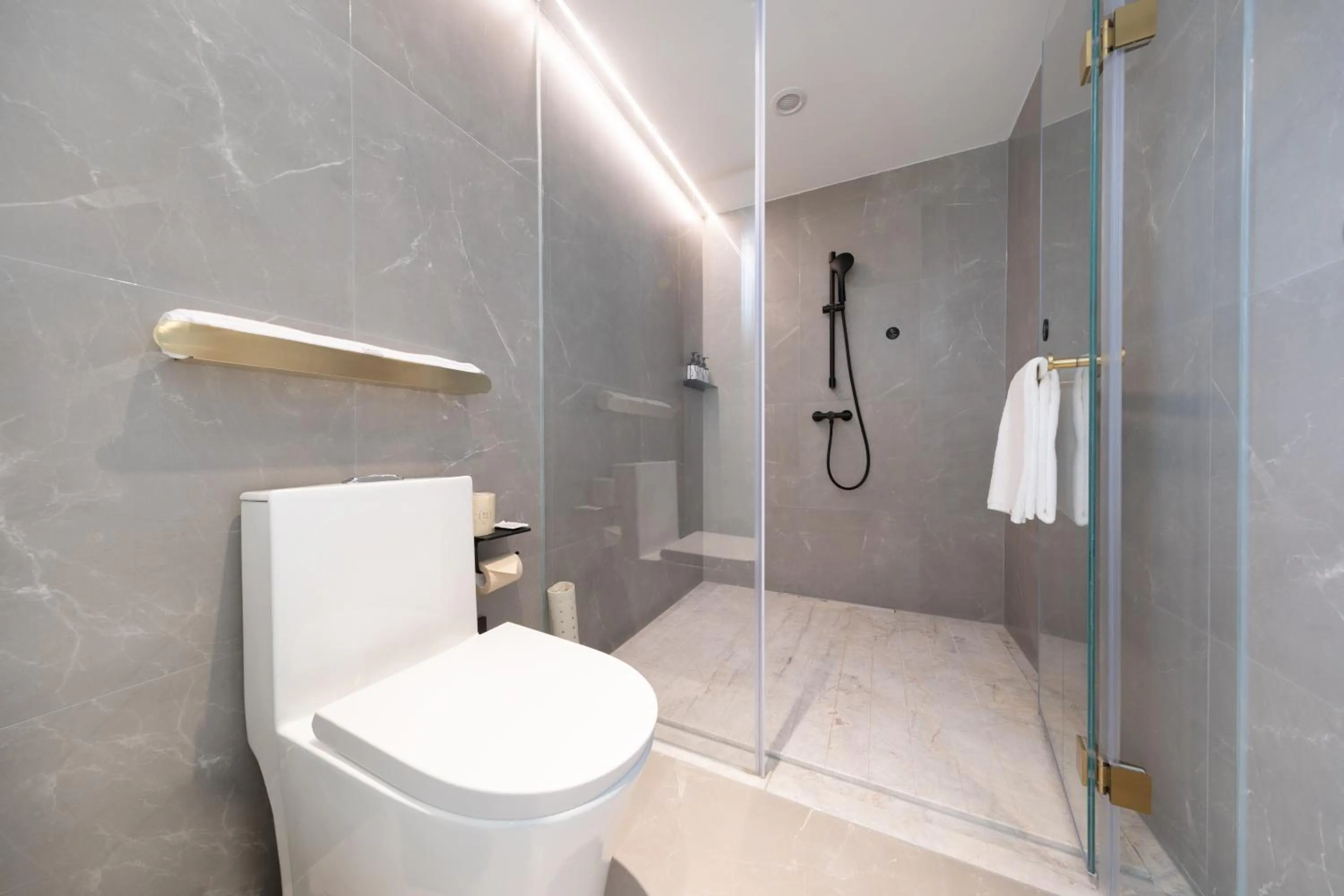 Shower in Atour X Hotel Guangzhou Zhujiang New Town Siyouxin Road