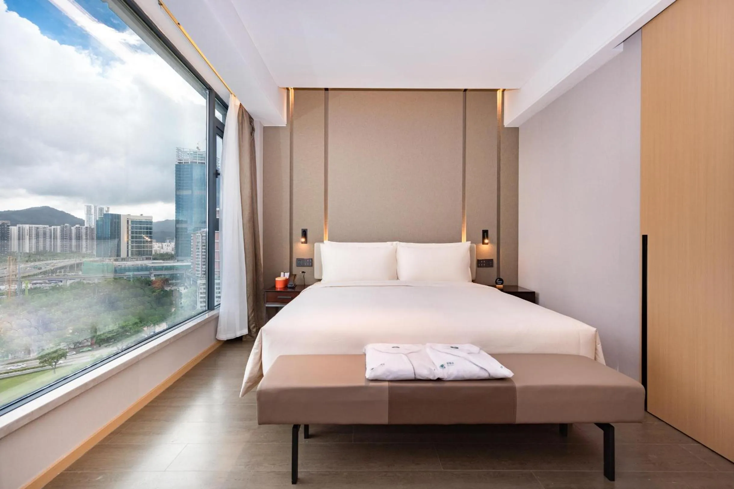 Bed in Atour Hotel Zhuhai Gongbei Fuhuali