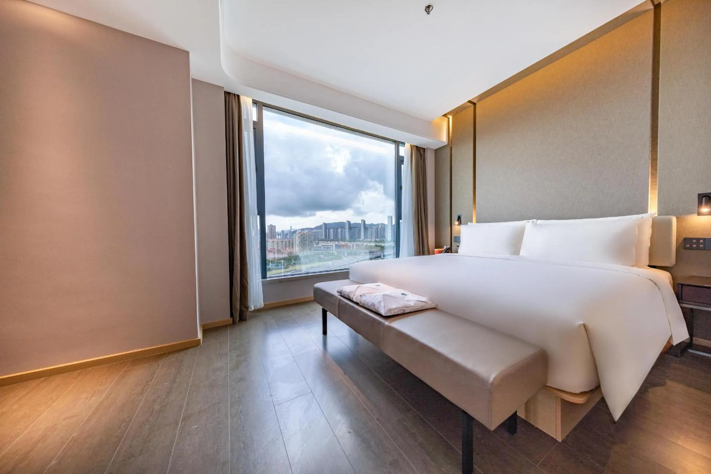 Bed in Atour Hotel Zhuhai Gongbei Fuhuali