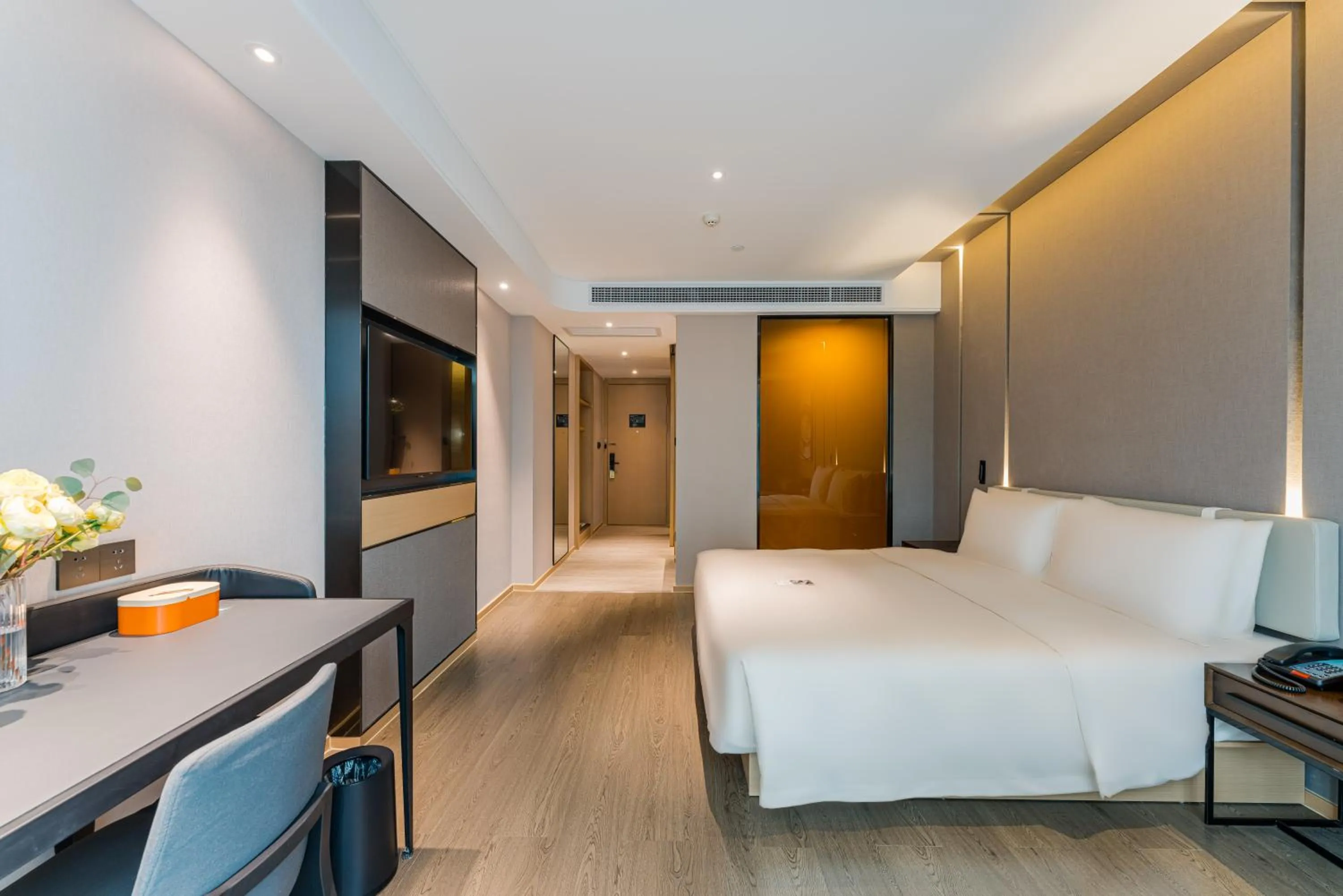 Photo of the whole room, Bed in Atour Hotel Chongqing Nanping Pedestrain Street