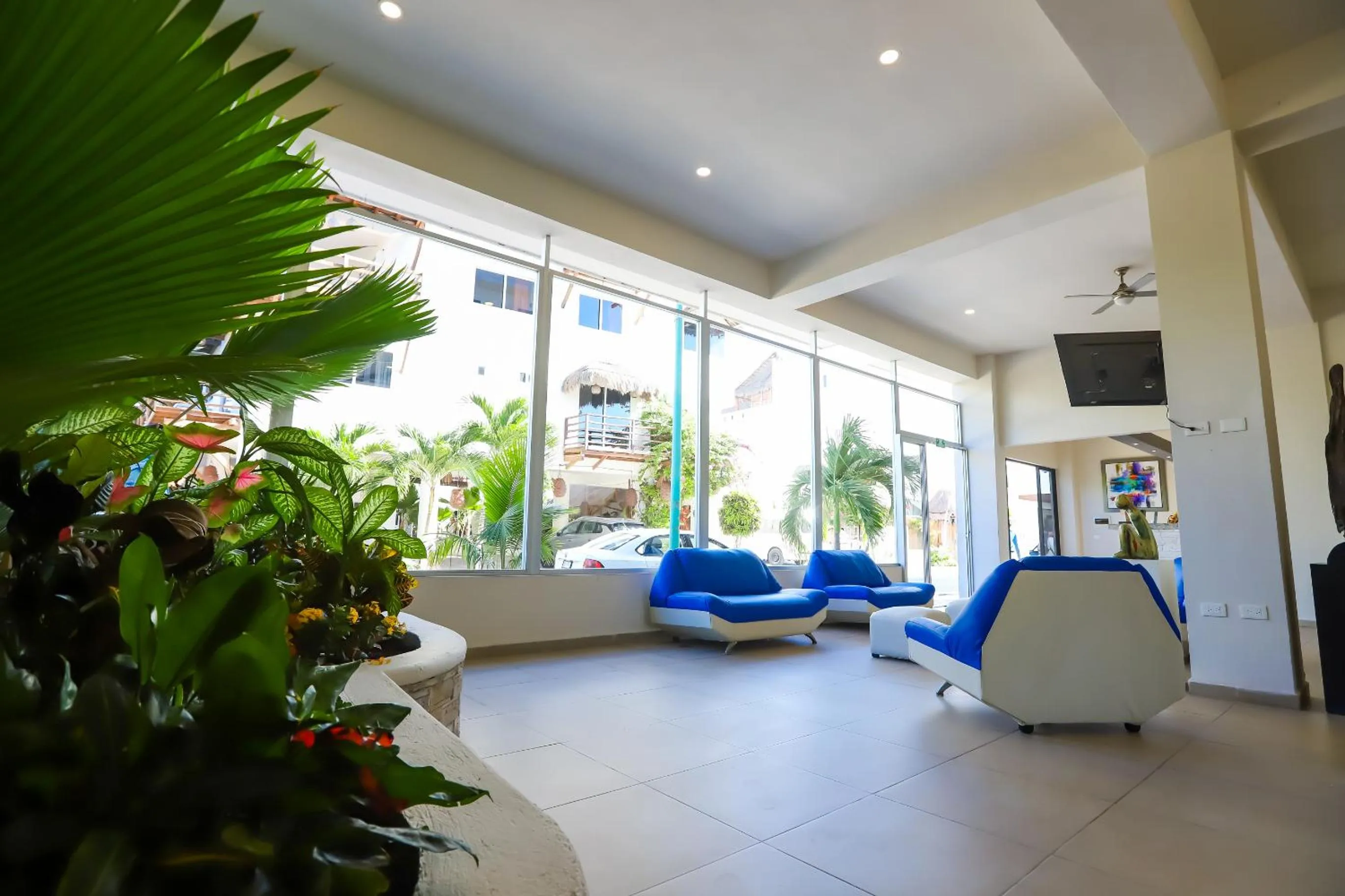 Communal lounge/ TV room in Hotel Inkanto