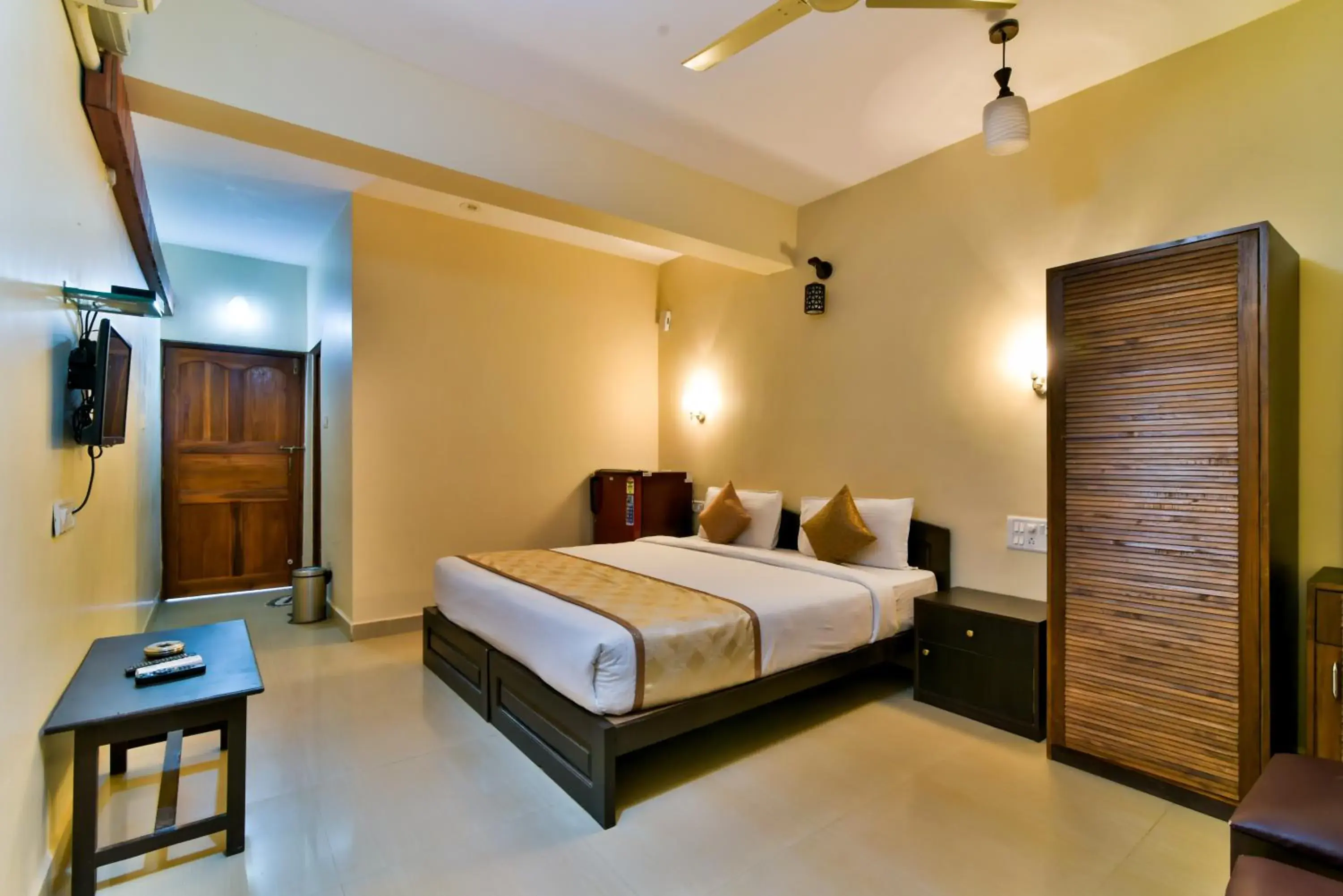 Deluxe Double Room in Baga Fantacia Beach Inn Deluxe Double Room in Baga Fantacia Beach Inn