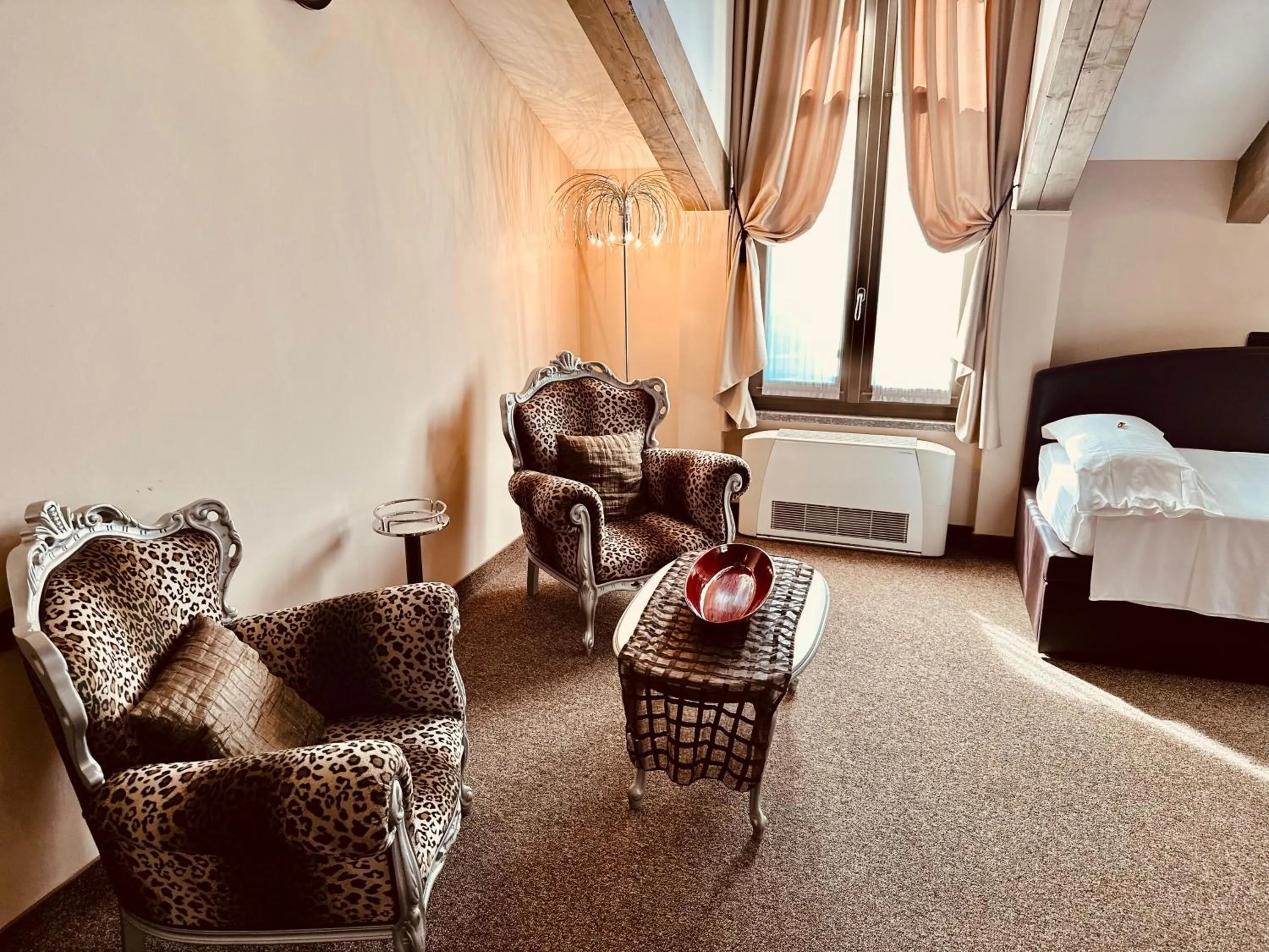 Living room, Bed in Hotel Malpensa INN Aereoporto