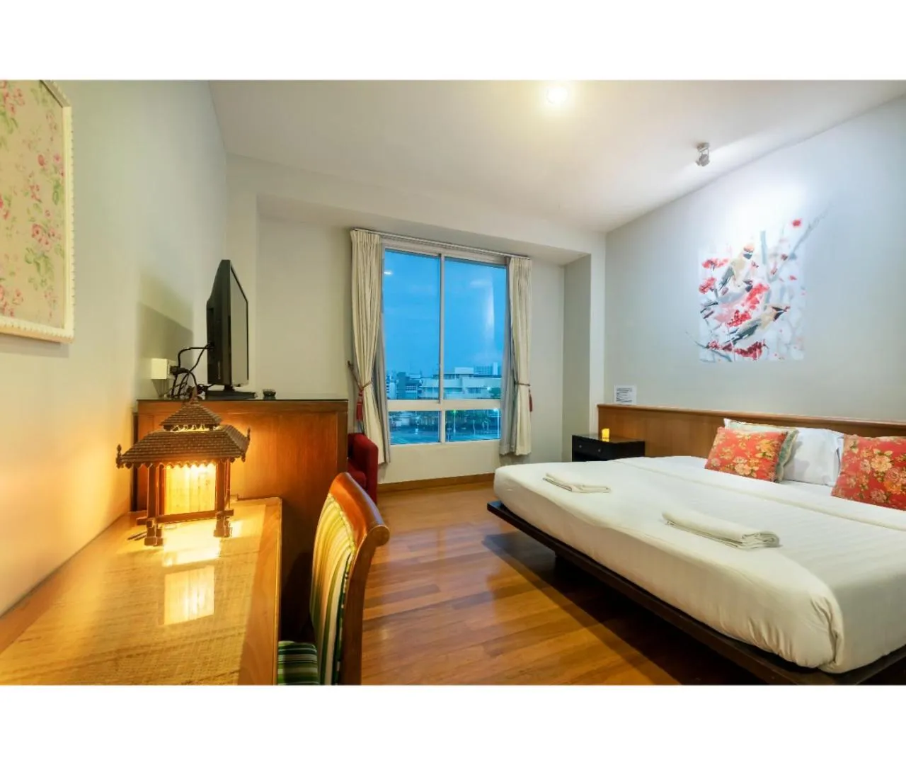 TV and multimedia, Bed in Dinso Home Boutique