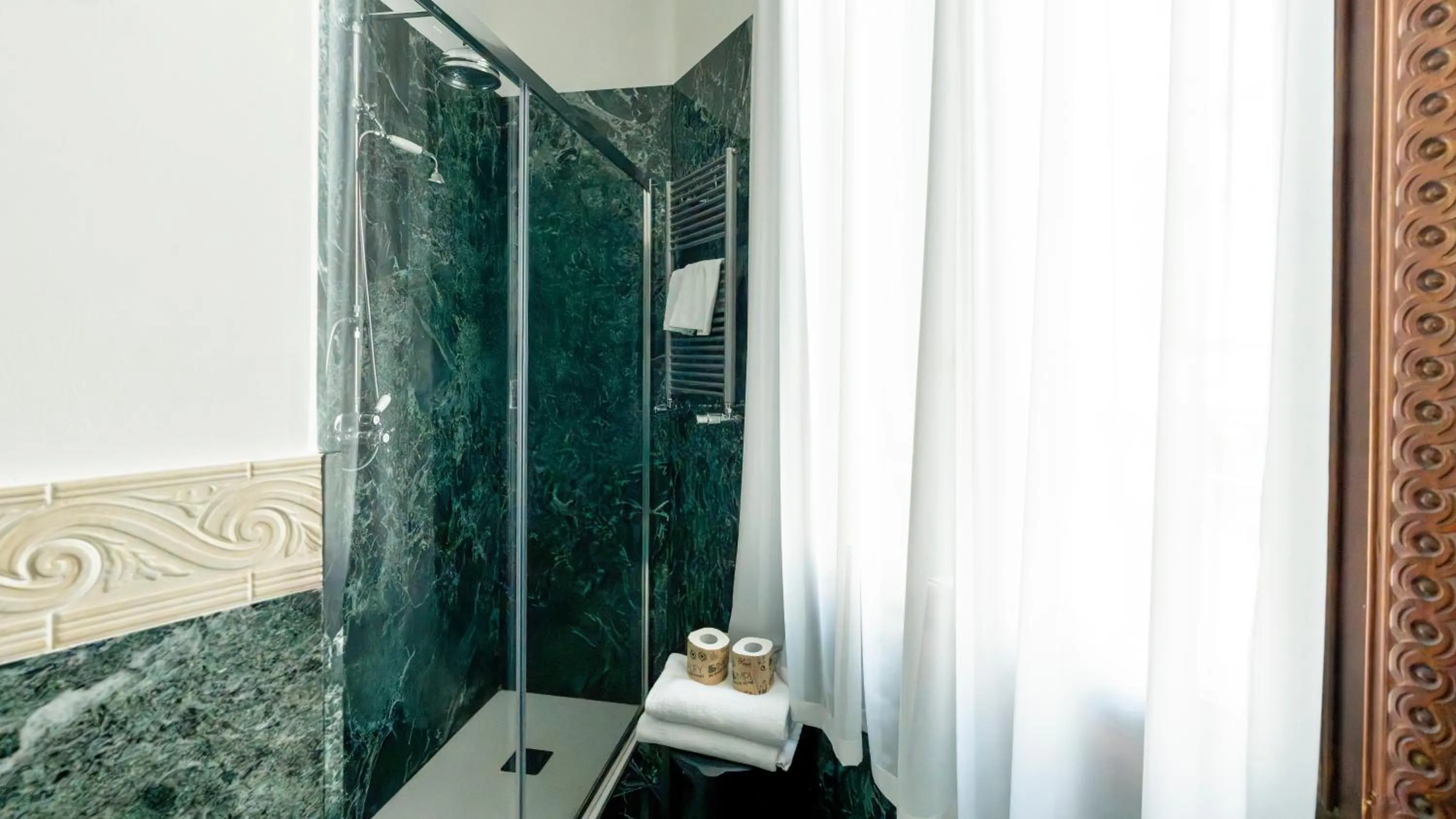 Bathroom in Hotel Al Ponte Dei Sospiri