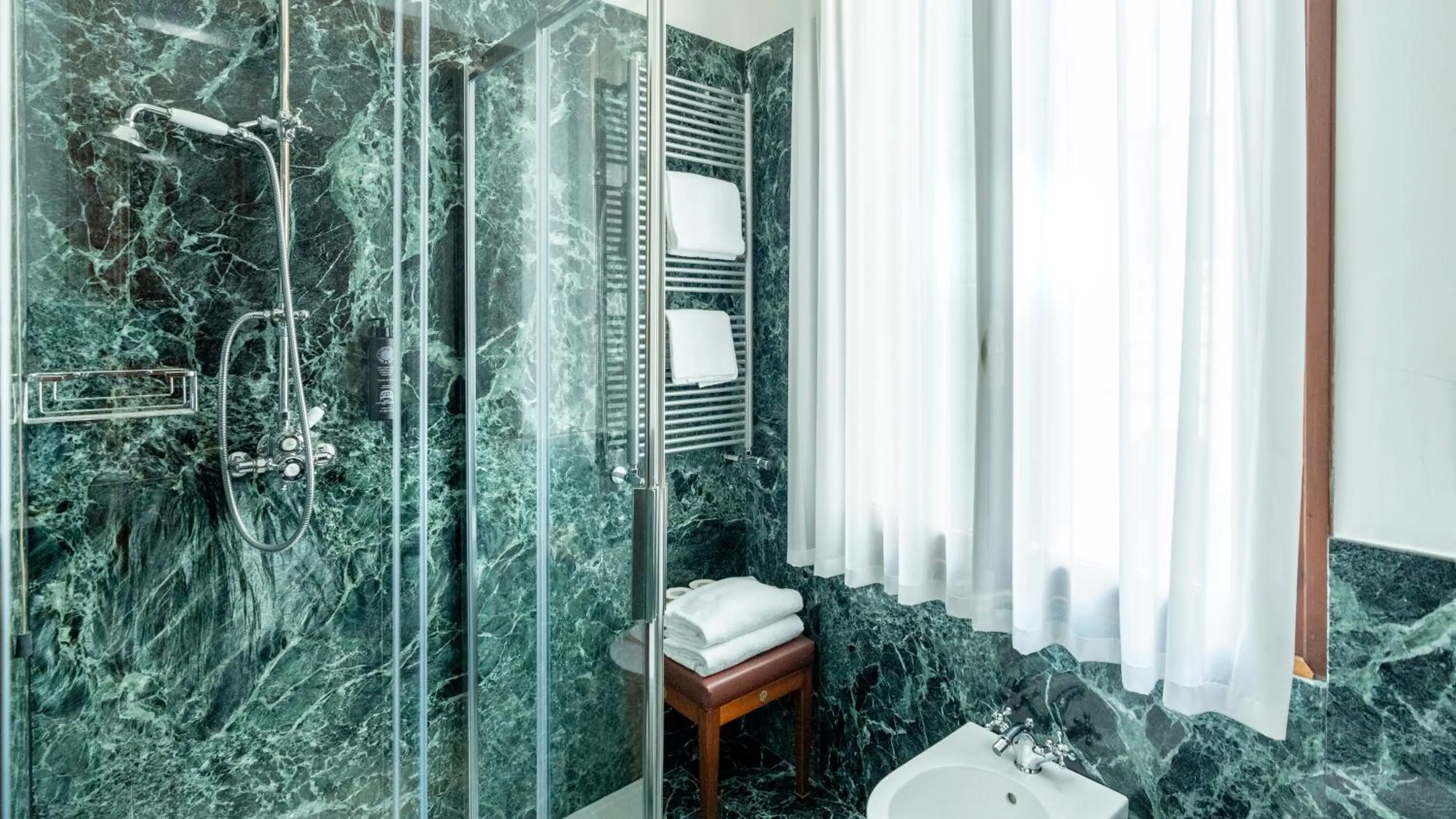 Bathroom in Hotel Al Ponte Dei Sospiri