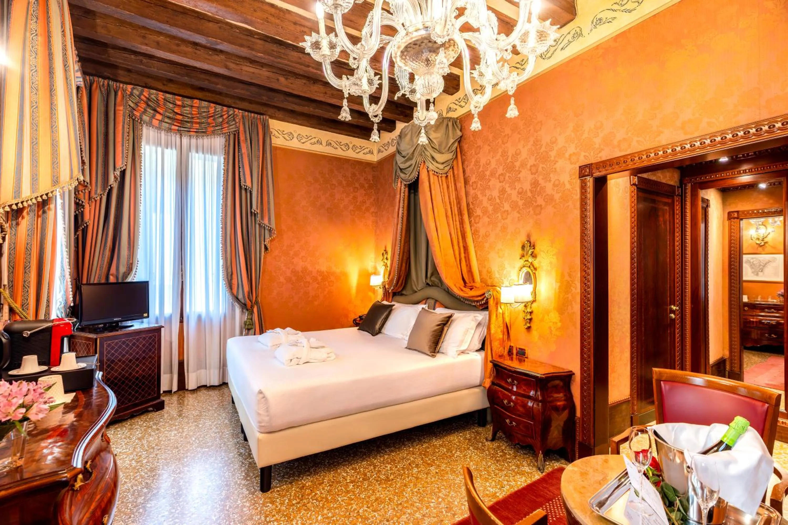 Bedroom, Bed in Hotel Al Ponte Dei Sospiri