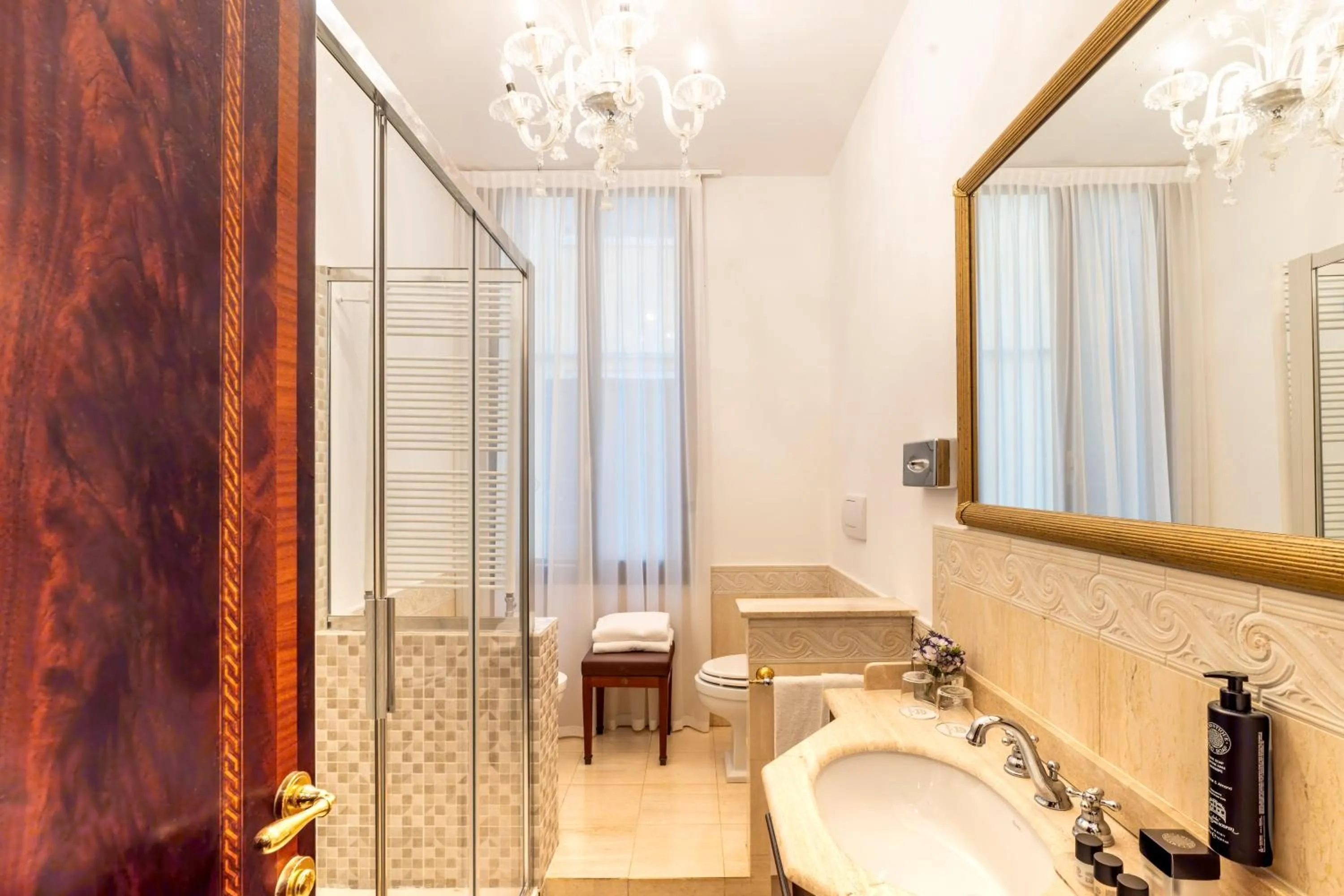 Bathroom in Hotel Al Ponte Dei Sospiri