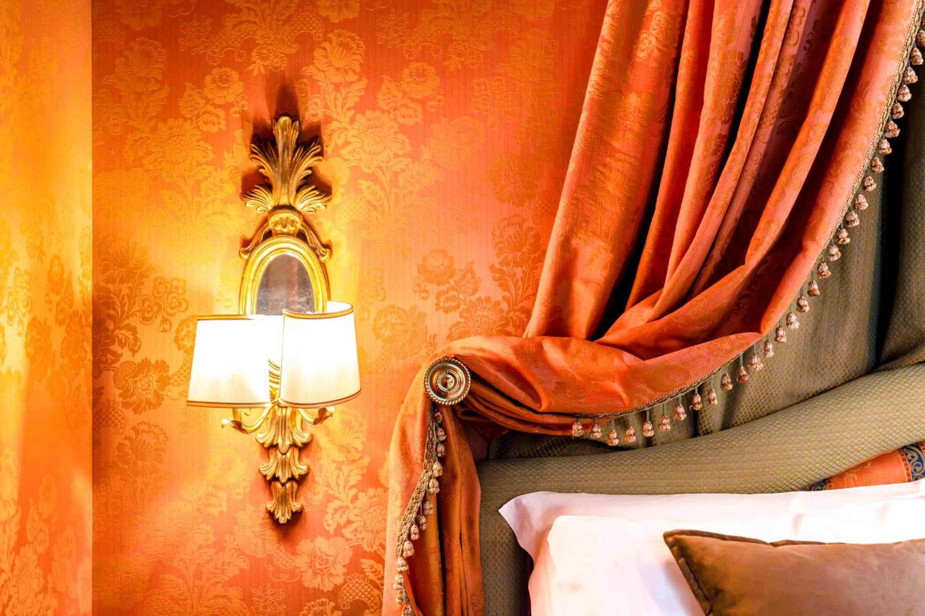 Bedroom, Bed in Hotel Al Ponte Dei Sospiri