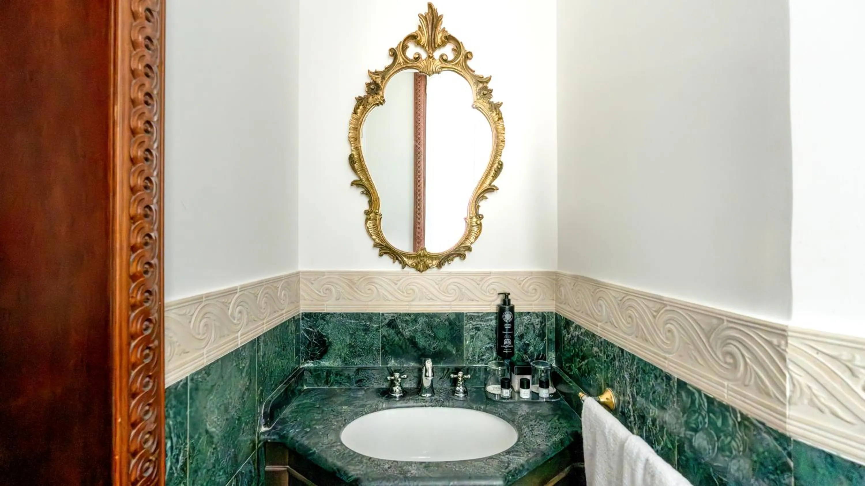 Bathroom in Hotel Al Ponte Dei Sospiri