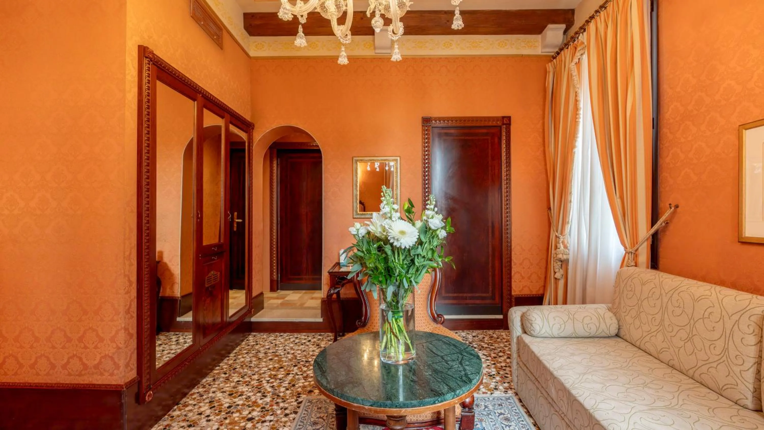 Bedroom in Hotel Al Ponte Dei Sospiri