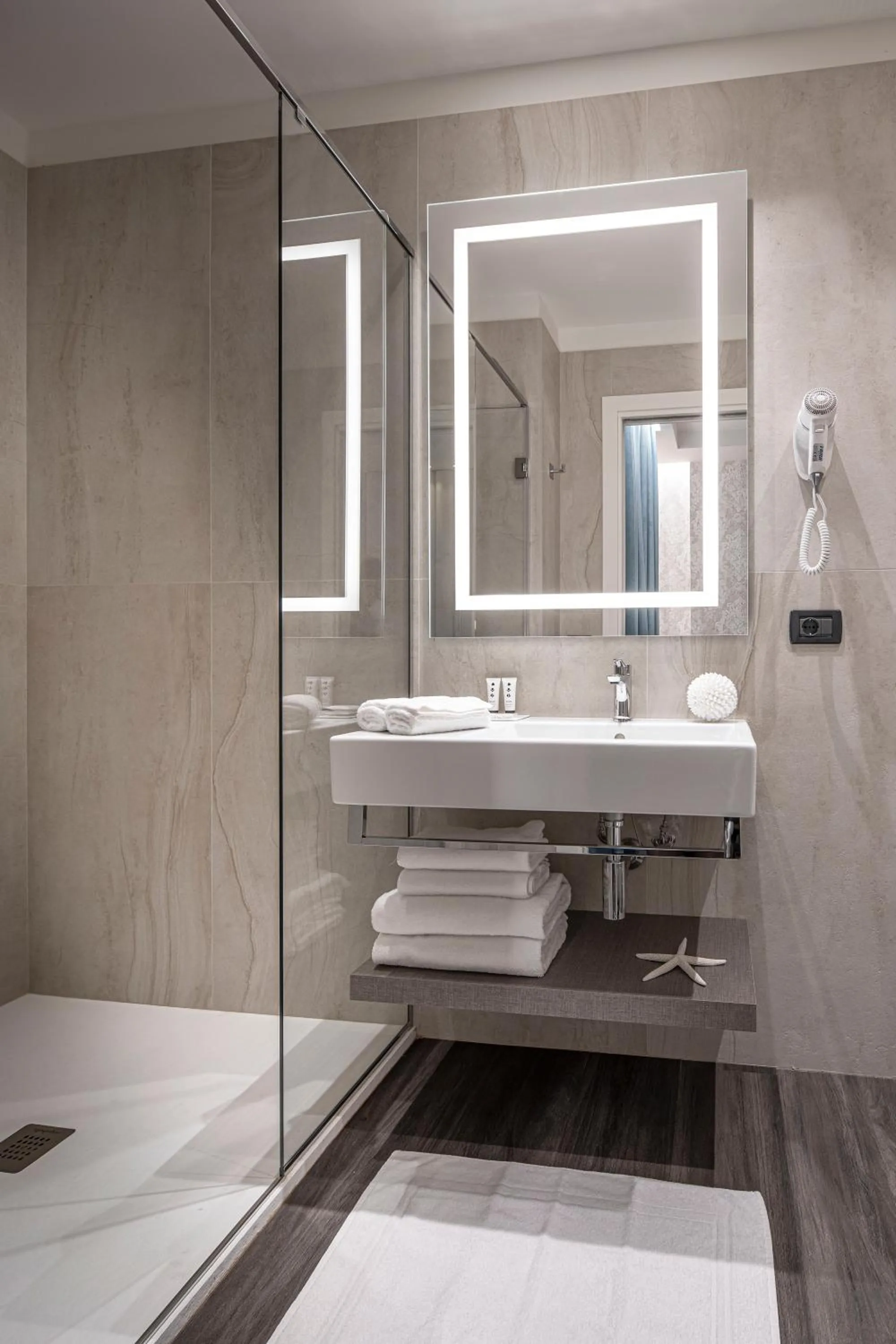 Bathroom in Litoraneo Suite Hotel