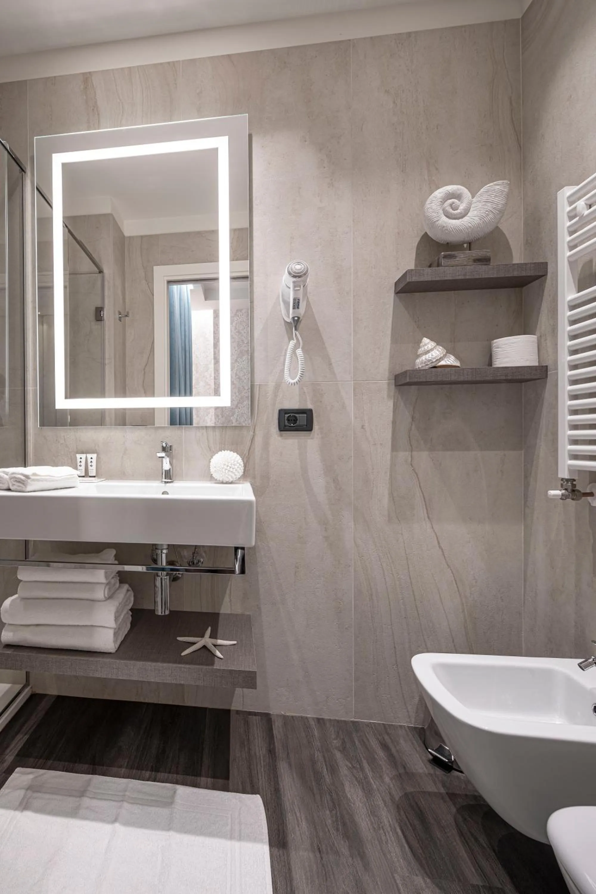 Bathroom in Litoraneo Suite Hotel