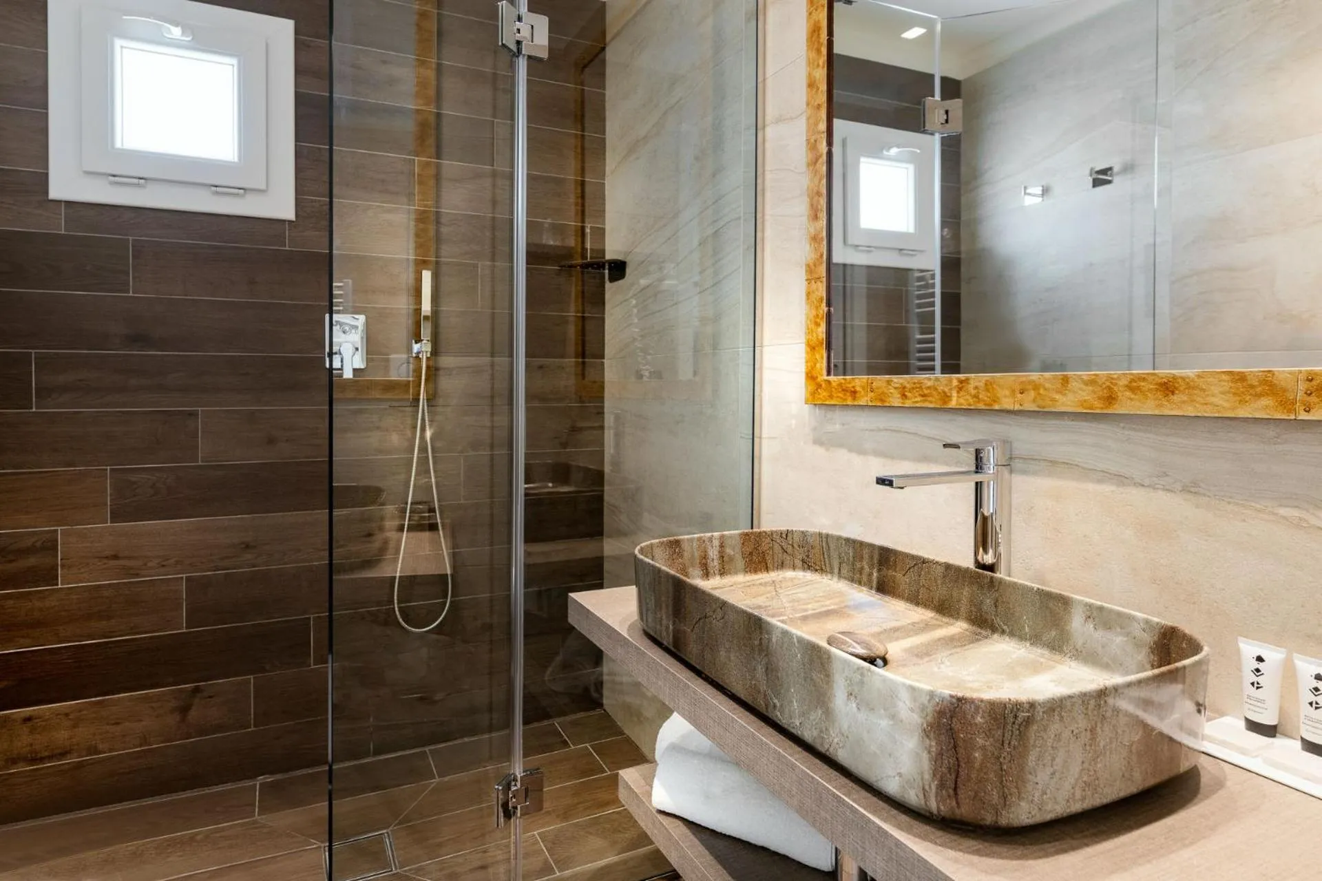 Shower in Litoraneo Suite Hotel