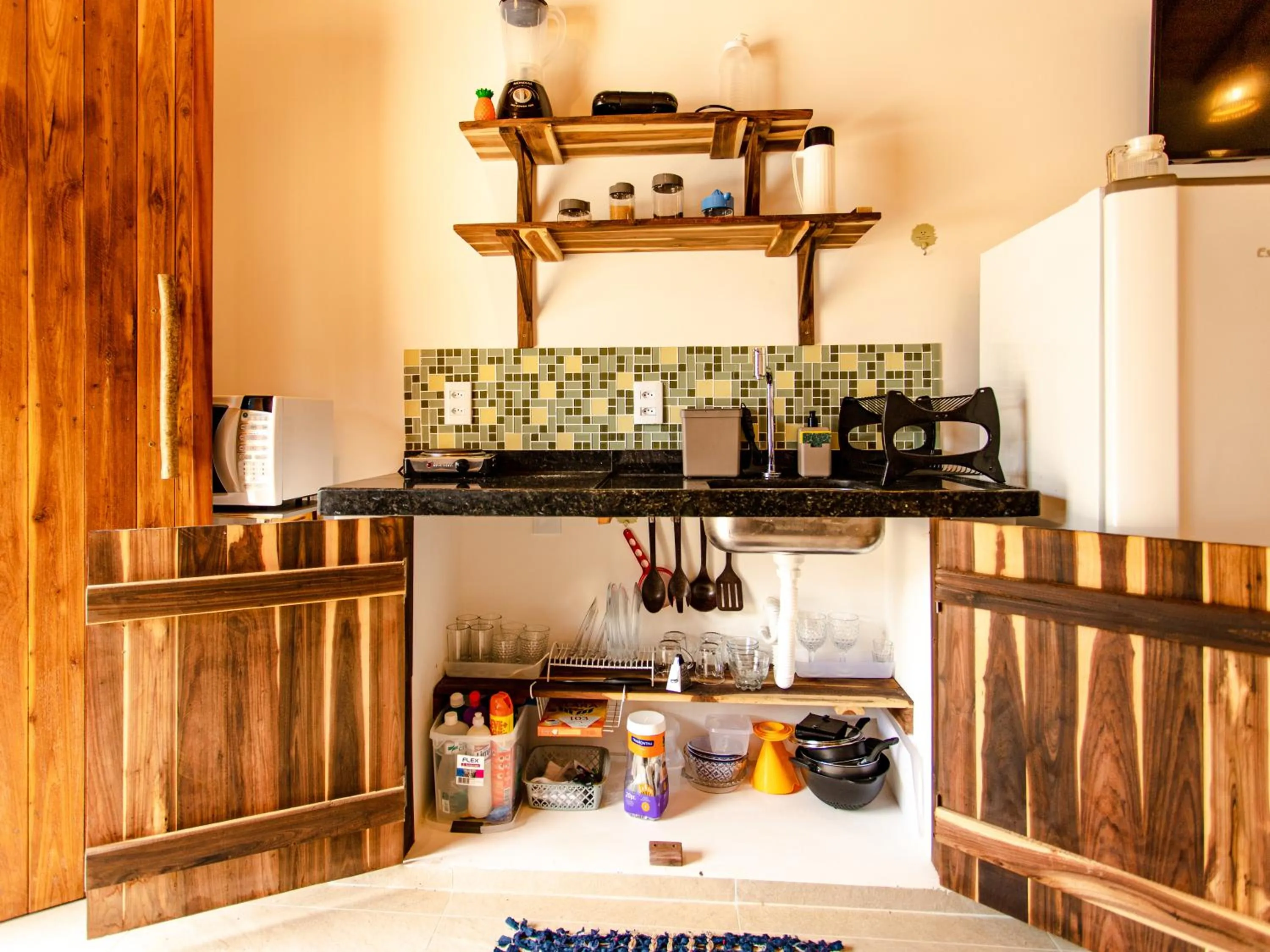 Kitchen or kitchenette in Chalés Caminho dos Ventos em Barrinha de Baixo, CE, 9km do Preá