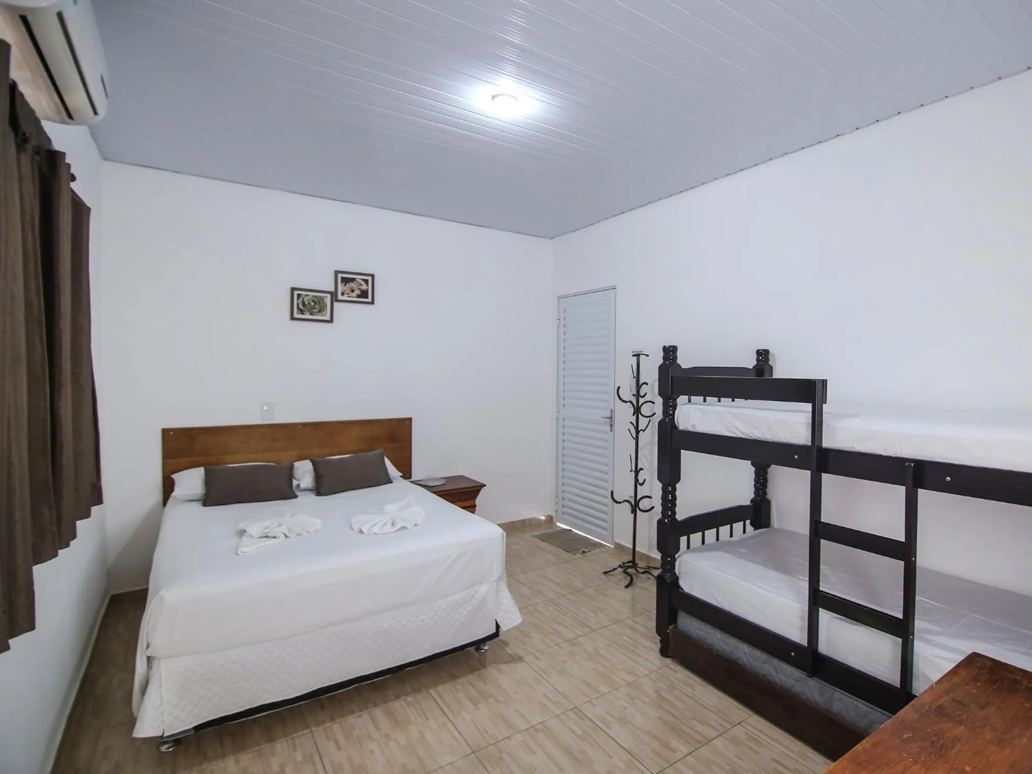 Photo of the whole room, Bed in Pousada Vale da Montanha