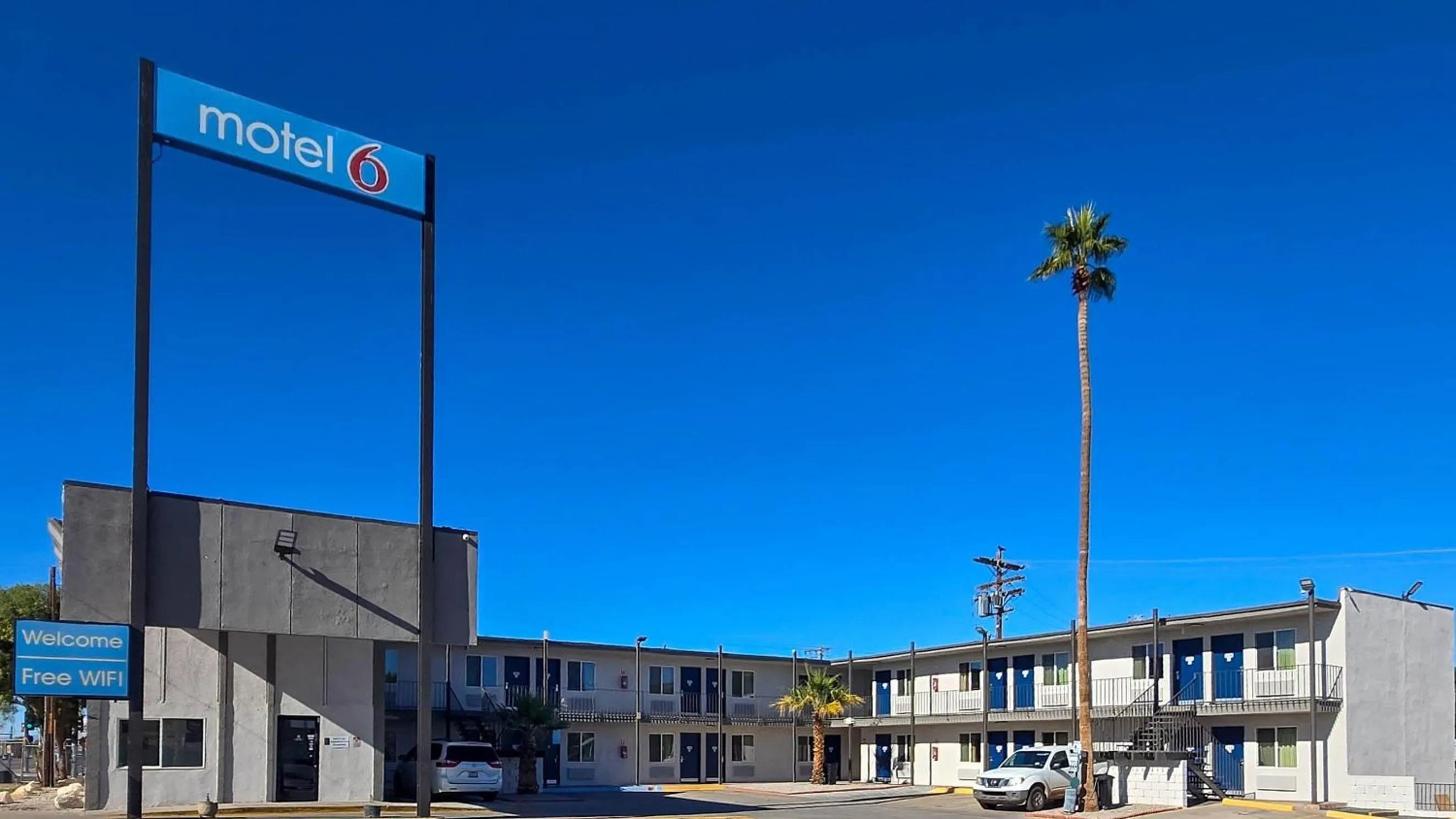 Property building in Motel 6-Blythe, CA - South