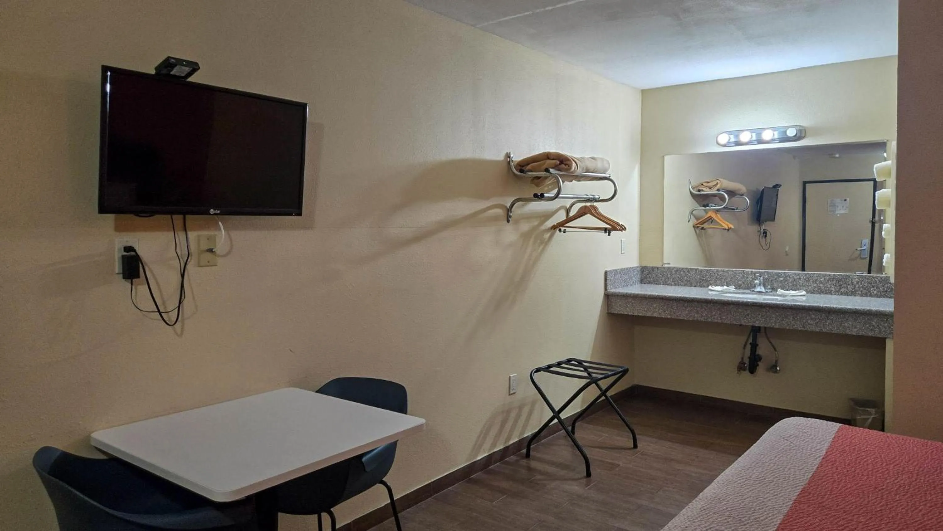 Bedroom in Motel 6-Blythe, CA - South