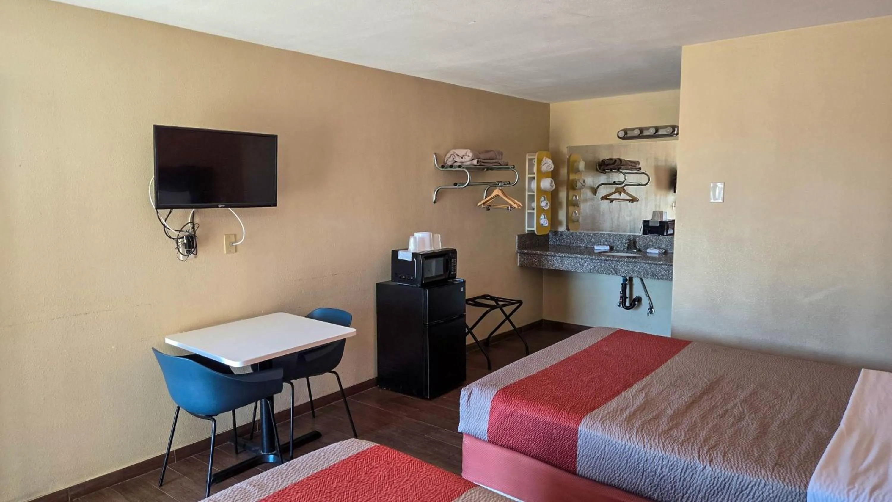 Bedroom, Bed in Motel 6-Blythe, CA - South