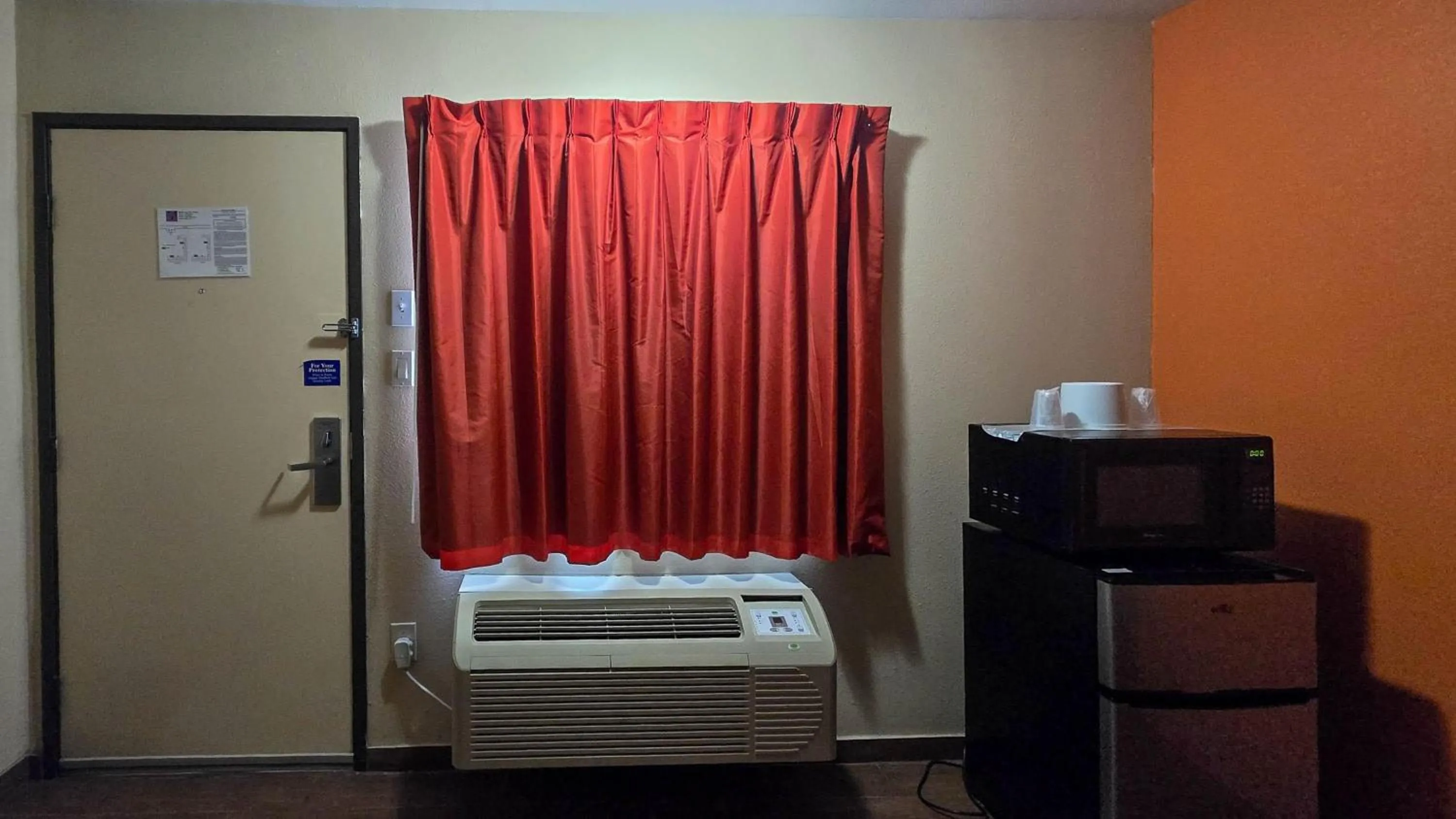 Other, Bed in Motel 6-Blythe, CA - South
