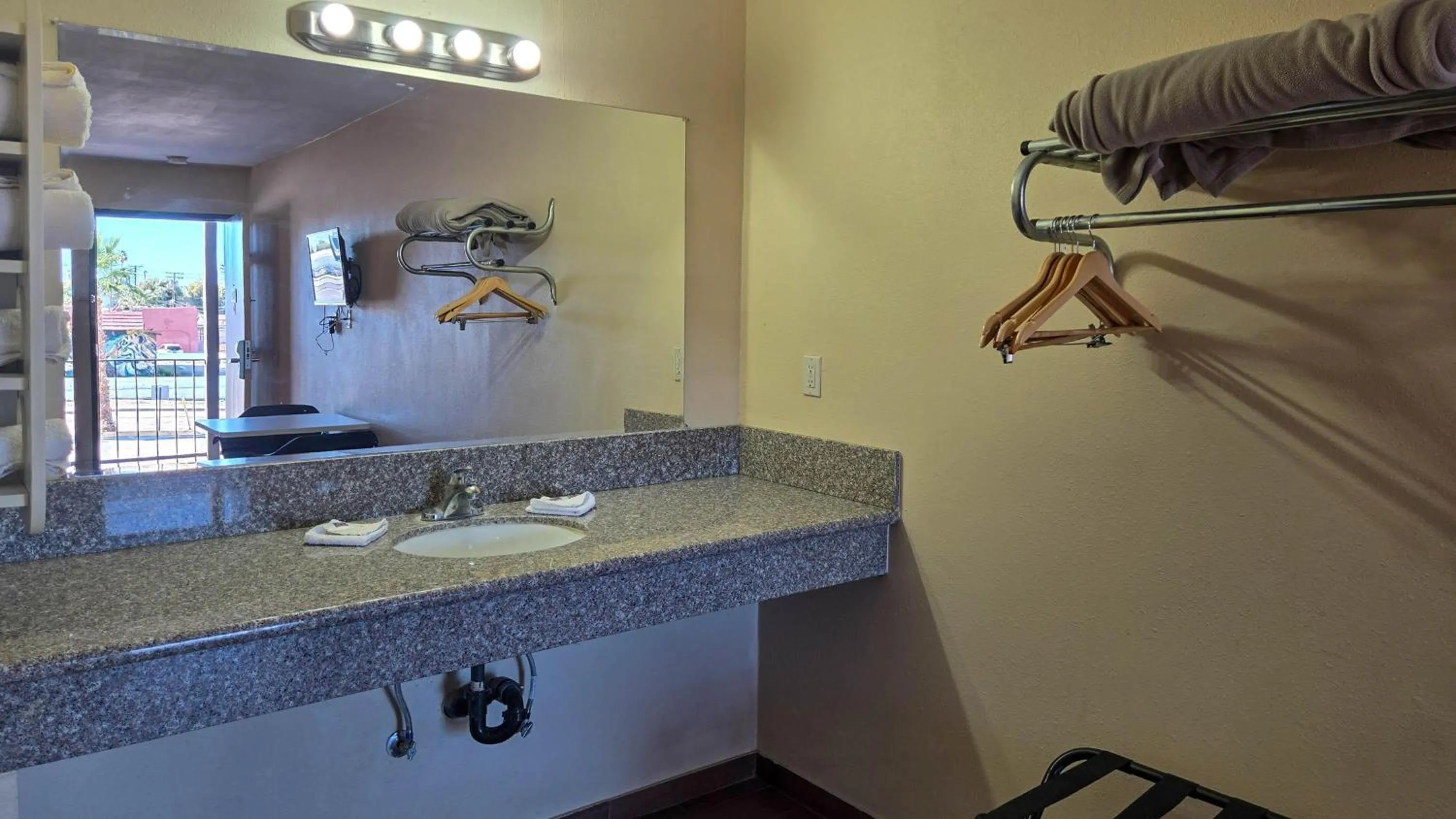 Bedroom in Motel 6-Blythe, CA - South